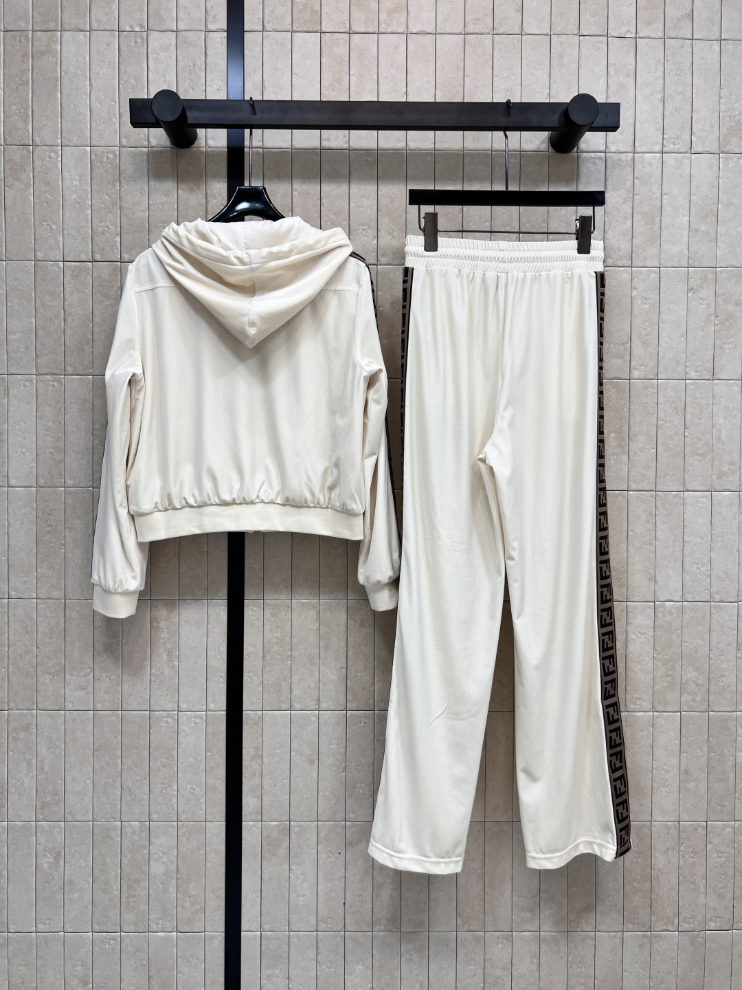 FD家 25早秋新款 丝绒休闲套装 连帽拉链外套 +松紧阔腿裤 日常休闲逛街运动都很OK的一套 轻松拉长