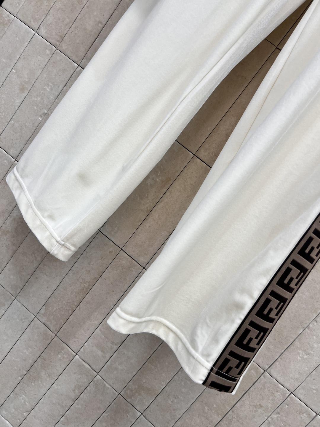 FD家 25早秋新款 丝绒休闲套装 连帽拉链外套 +松紧阔腿裤 日常休闲逛街运动都很OK的一套 轻松拉长