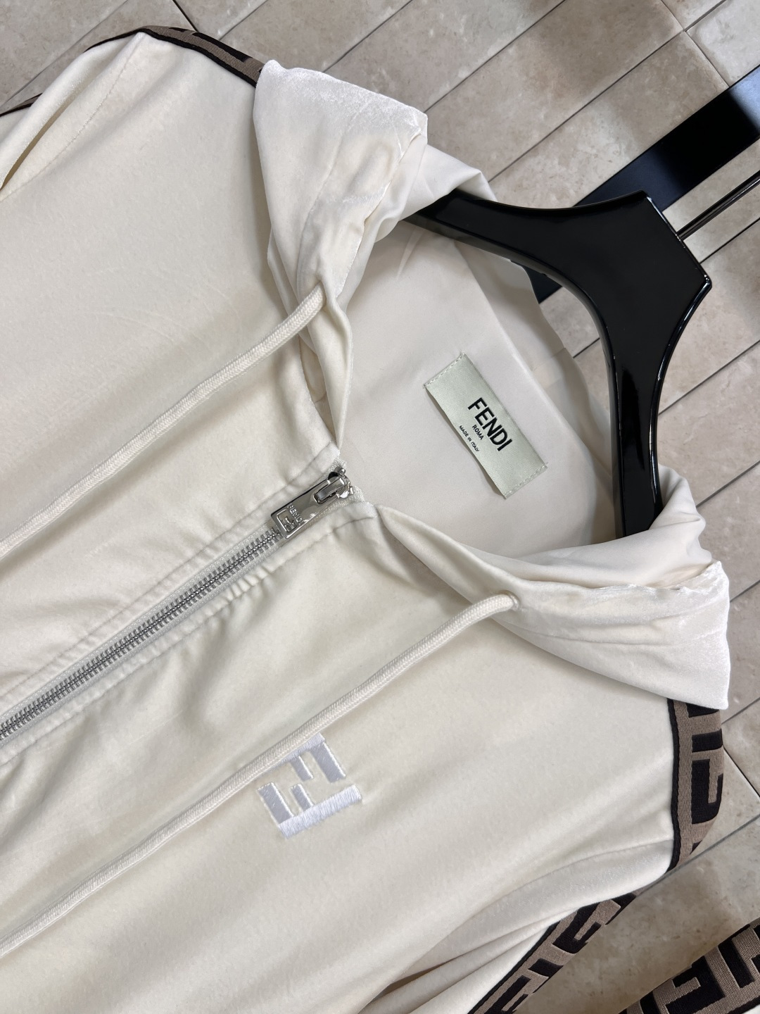 FD家 25早秋新款 丝绒休闲套装 连帽拉链外套 +松紧阔腿裤 日常休闲逛街运动都很OK的一套 轻松拉长