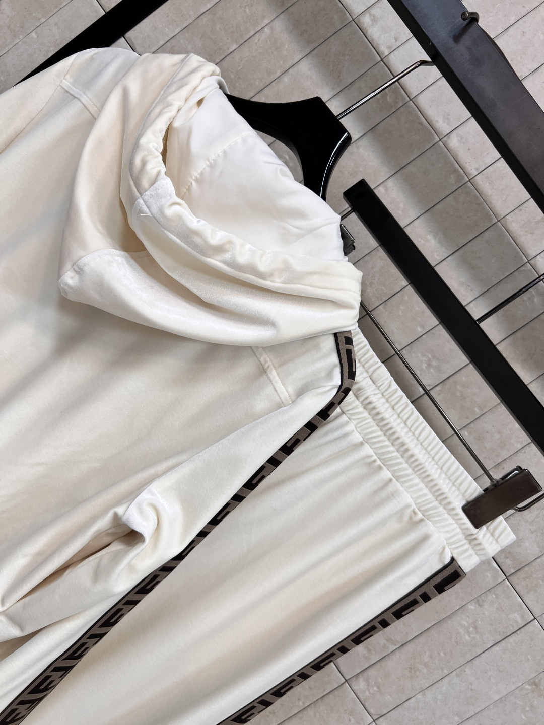 FD家 25早秋新款 丝绒休闲套装 连帽拉链外套 +松紧阔腿裤 日常休闲逛街运动都很OK的一套 轻松拉长