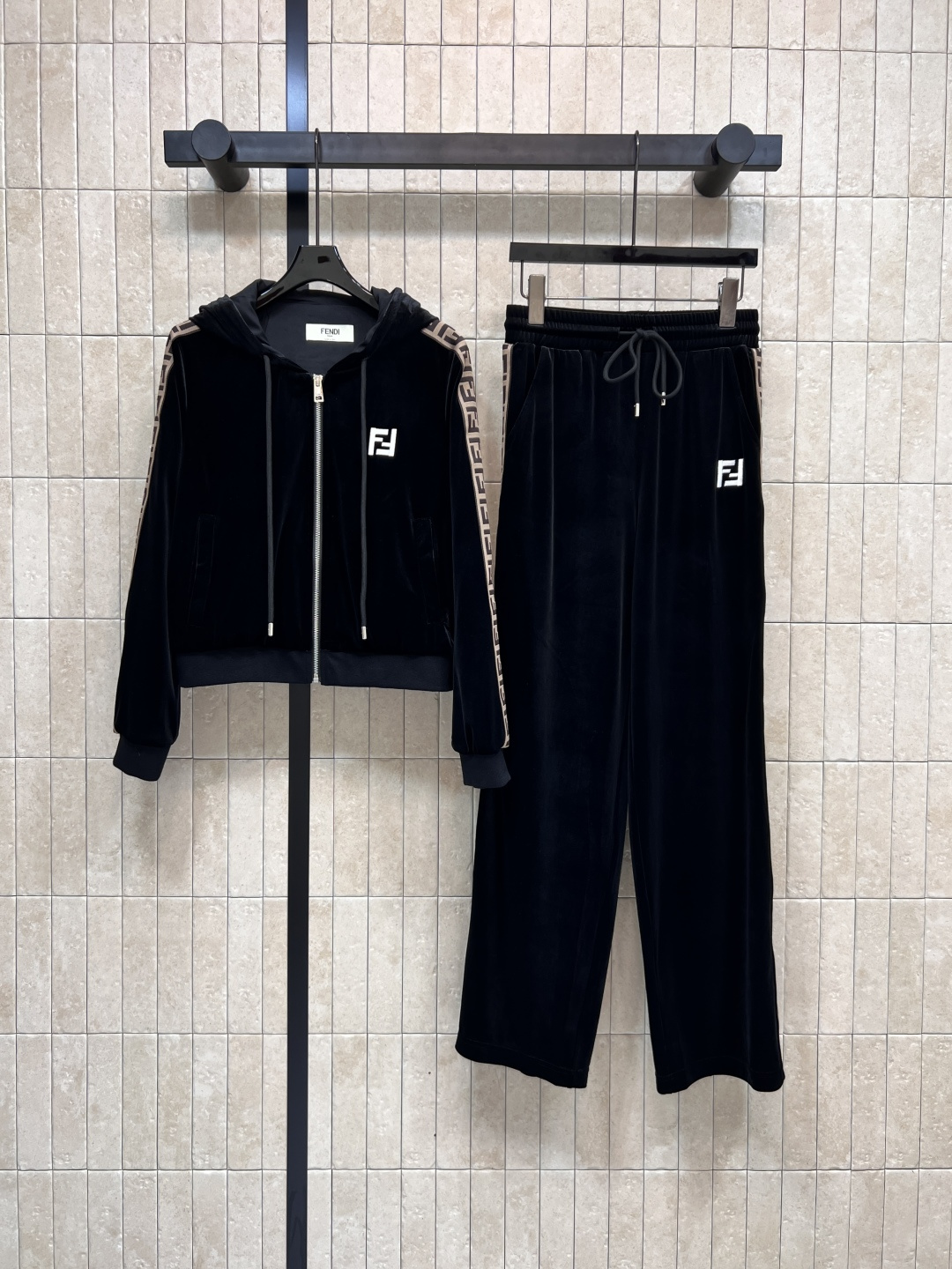 NO:495136,FD Home 25 early autumn new velvet casual suit hooded zipper jacket + elastic wide-leg pants A set that is OK for daily leisure and shopping. Easily extend the entire height proportion. Letter logo embellishment. Contrast color webbing on the side. A set of upper body looks taller. It has a fashionable aura. Daily outfit recommendation. Madam is beautiful. Two colors and three codes. Size/S-M-L,,dior,jackets & coats,hats,alexander wang19860909FD家 25早秋新款 丝绒休闲套装 连帽拉链外套 +松紧阔腿裤 日常休闲逛街运动都很OK的一套 轻松拉长整个身高比例 字母logo标点缀 侧边拼接撞色织带 一套上身更加显高起来 自带时髦气场 日常穿搭推荐 太太好看了 两色三码 Size/S-M-L,,dior,jackets & coats,hats,alexander wang,Women's clothing