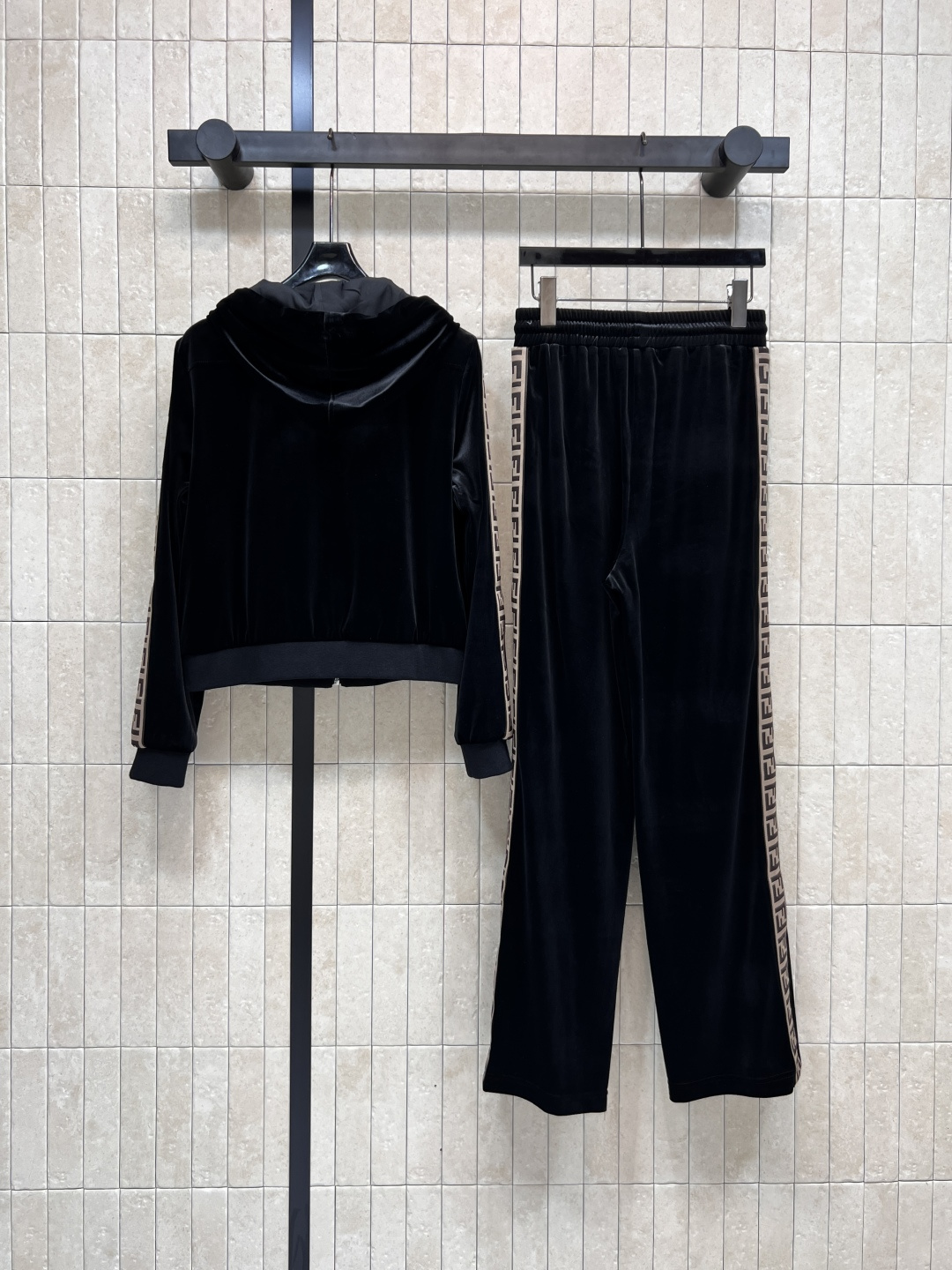 FD家 25早秋新款 丝绒休闲套装 连帽拉链外套 +松紧阔腿裤 日常休闲逛街运动都很OK的一套 轻松拉长