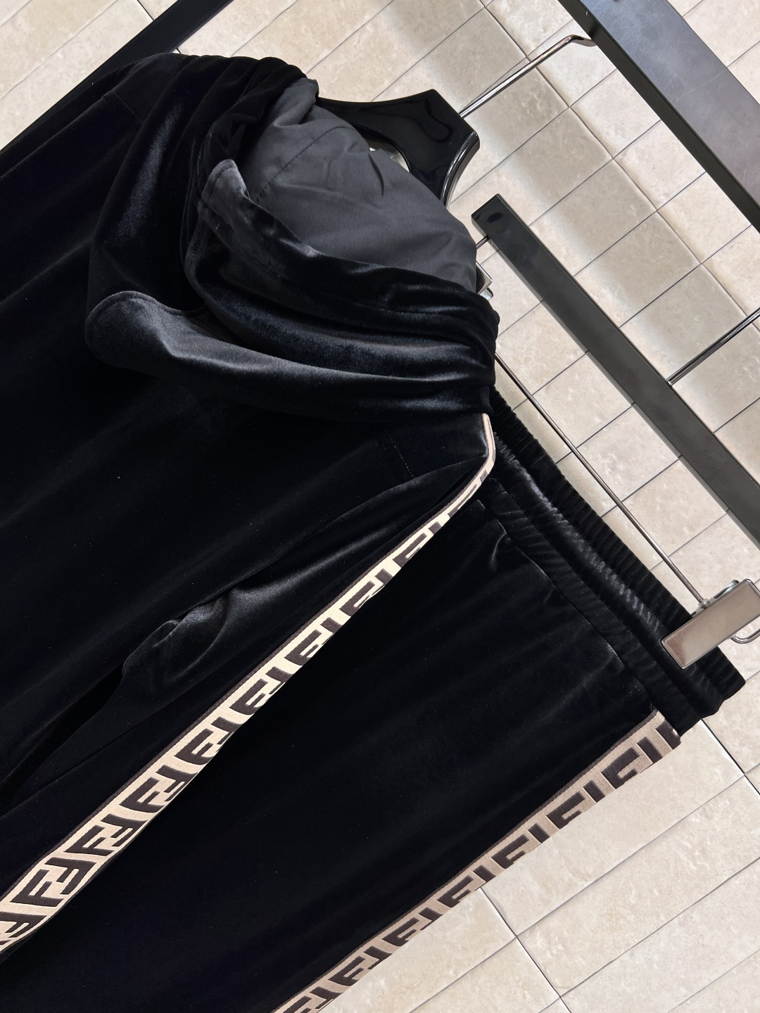 FD家 25早秋新款 丝绒休闲套装 连帽拉链外套 +松紧阔腿裤 日常休闲逛街运动都很OK的一套 轻松拉长