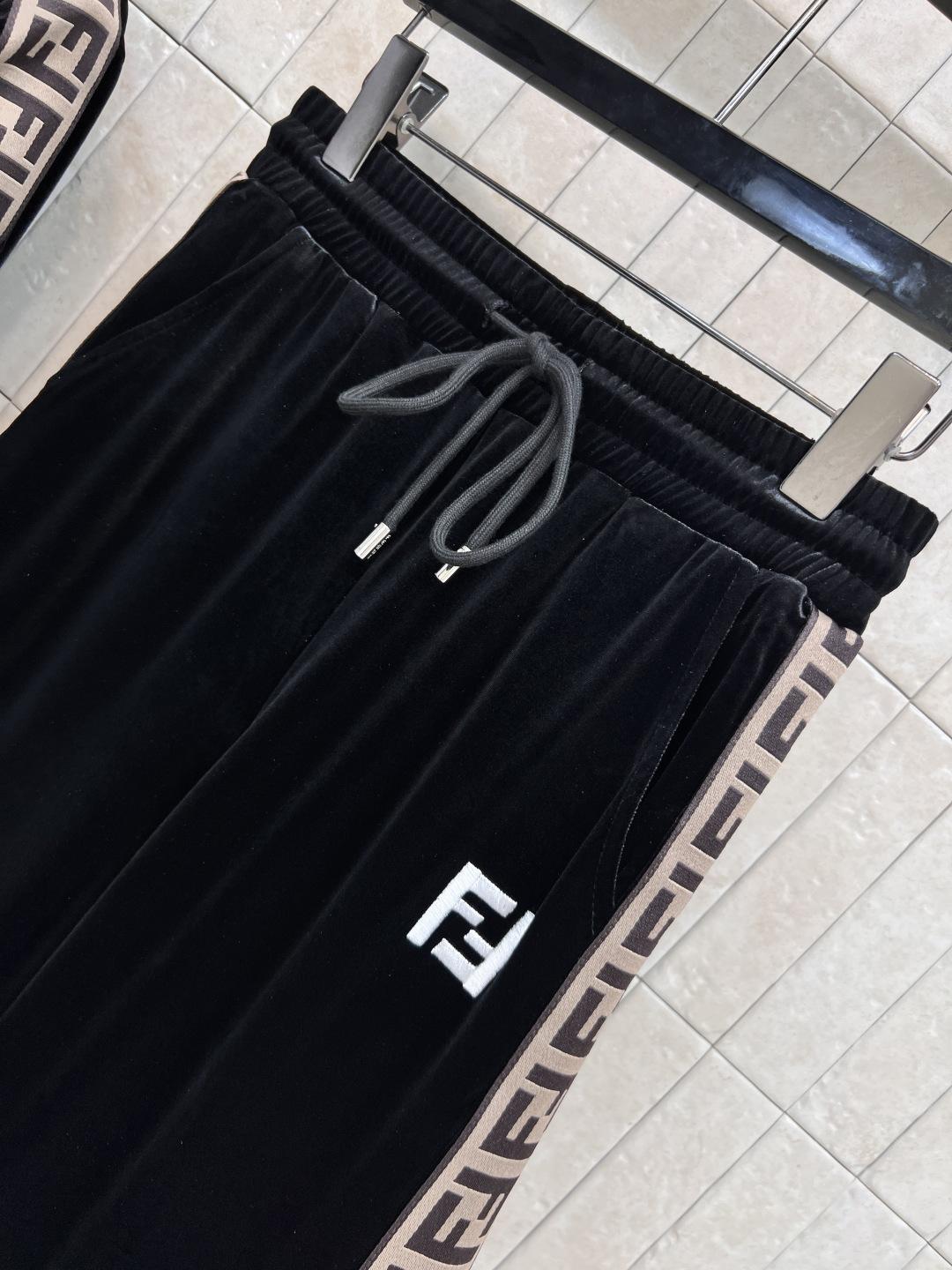 FD家 25早秋新款 丝绒休闲套装 连帽拉链外套 +松紧阔腿裤 日常休闲逛街运动都很OK的一套 轻松拉长