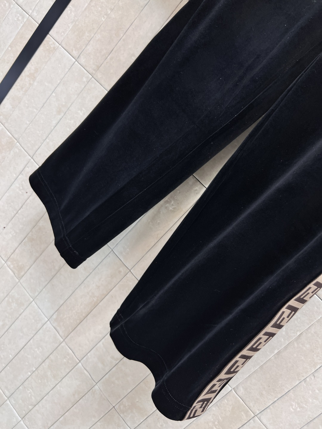 FD家 25早秋新款 丝绒休闲套装 连帽拉链外套 +松紧阔腿裤 日常休闲逛街运动都很OK的一套 轻松拉长