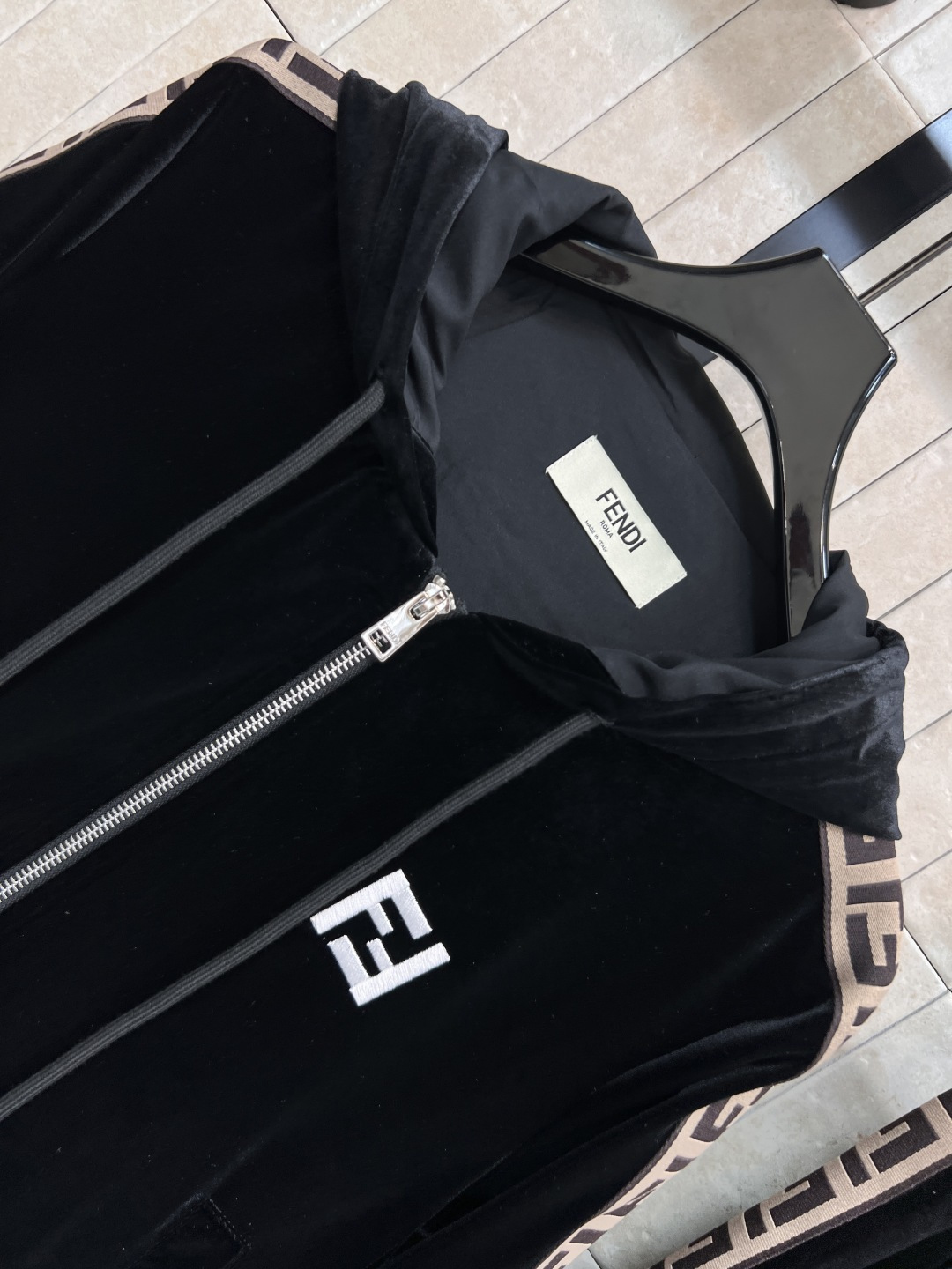 FD家 25早秋新款 丝绒休闲套装 连帽拉链外套 +松紧阔腿裤 日常休闲逛街运动都很OK的一套 轻松拉长