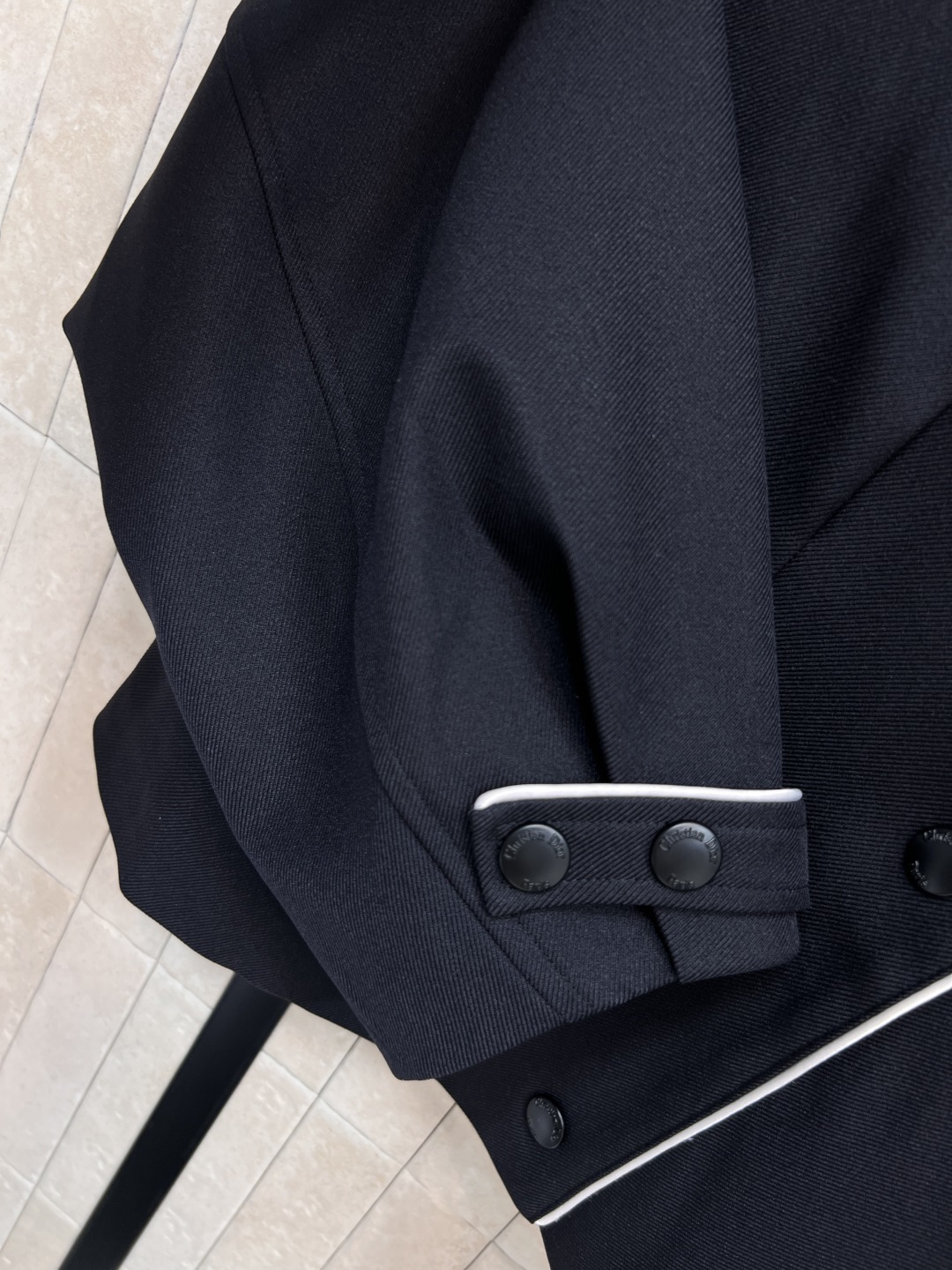 D家 25早秋新款 撞色包边连帽外套 连帽宽松外套 上身百搭不挑人 超有复古时髦感 非常适合初秋穿搭 日