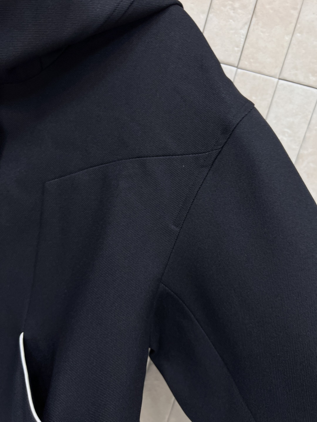 D家 25早秋新款 撞色包边连帽外套 连帽宽松外套 上身百搭不挑人 超有复古时髦感 非常适合初秋穿搭 日