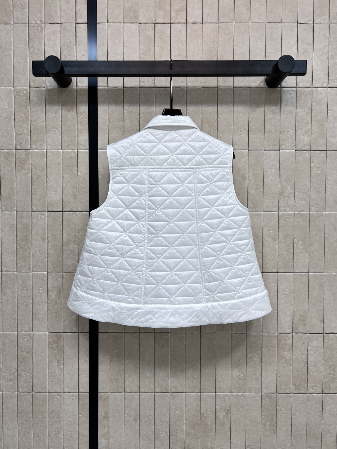 M家 25早秋新款 A摆菱形绗缝马甲 超级显白简约的色系 A摆廓形马甲背心 版型非常显瘦好看 简约高级的