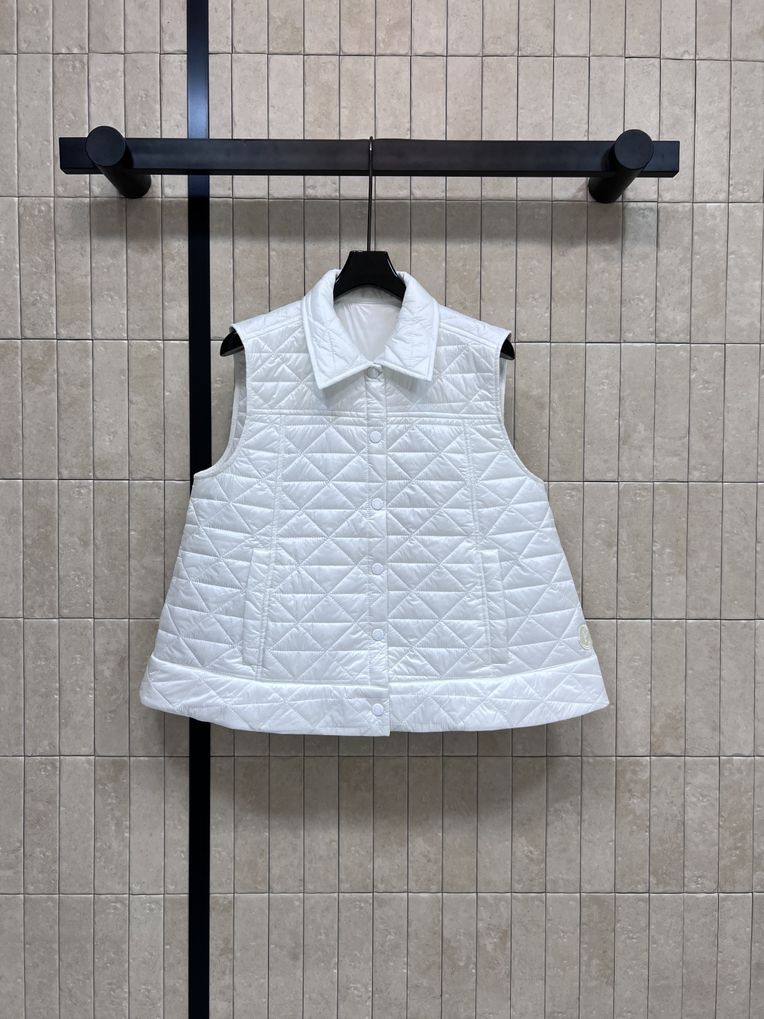 M家 25早秋新款 A摆菱形绗缝马甲 超级显白简约的色系 A摆廓形马甲背心 版型非常显瘦好看 简约高级的