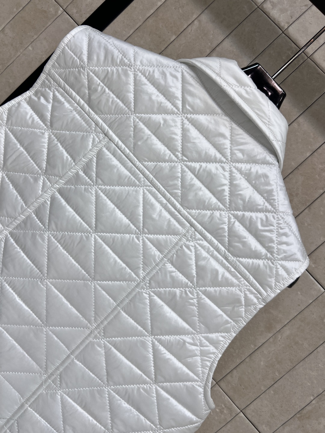 M家 25早秋新款 A摆菱形绗缝马甲 超级显白简约的色系 A摆廓形马甲背心 版型非常显瘦好看 简约高级的