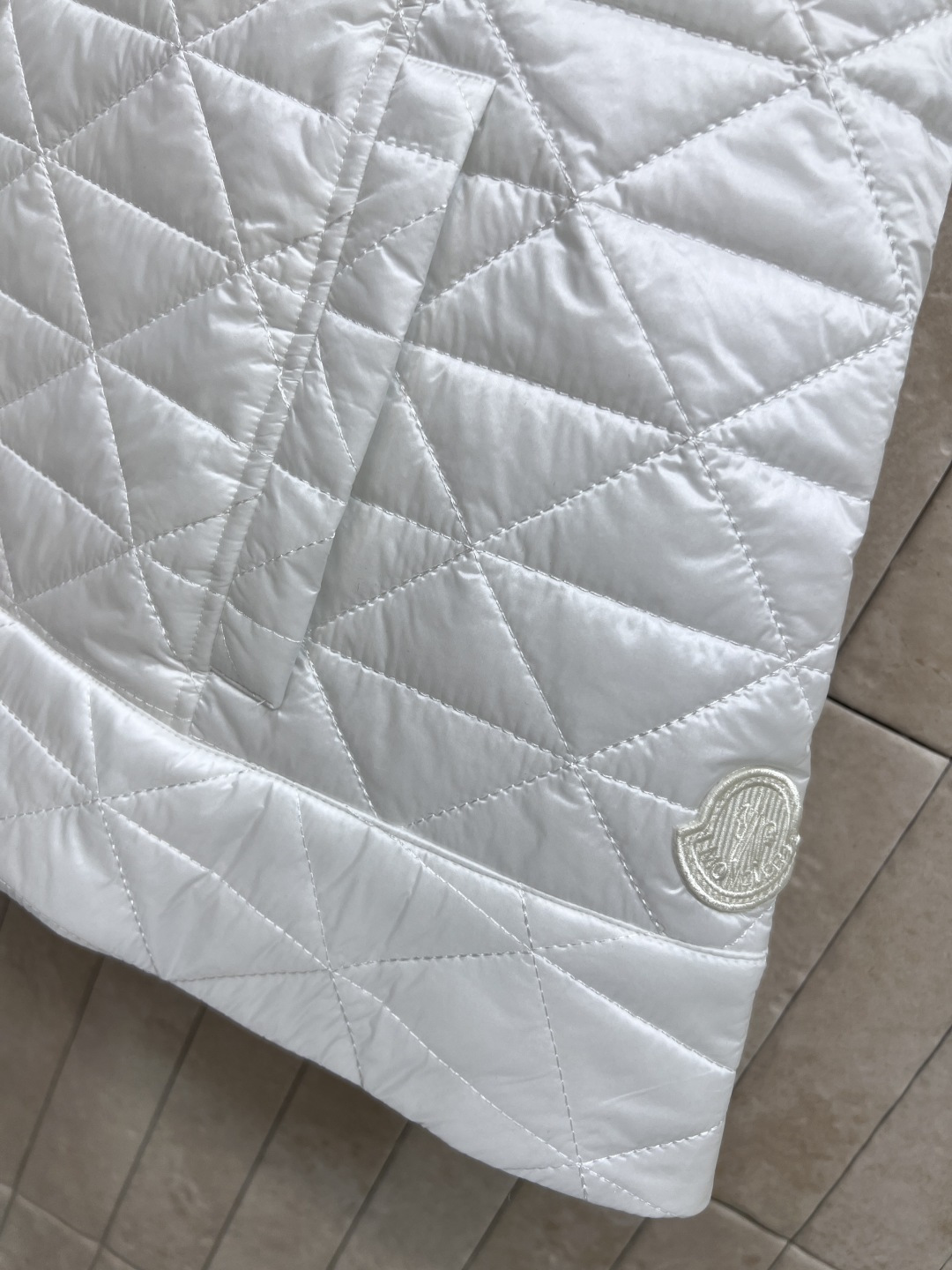 M家 25早秋新款 A摆菱形绗缝马甲 超级显白简约的色系 A摆廓形马甲背心 版型非常显瘦好看 简约高级的