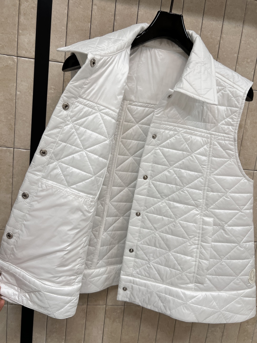 M家 25早秋新款 A摆菱形绗缝马甲 超级显白简约的色系 A摆廓形马甲背心 版型非常显瘦好看 简约高级的