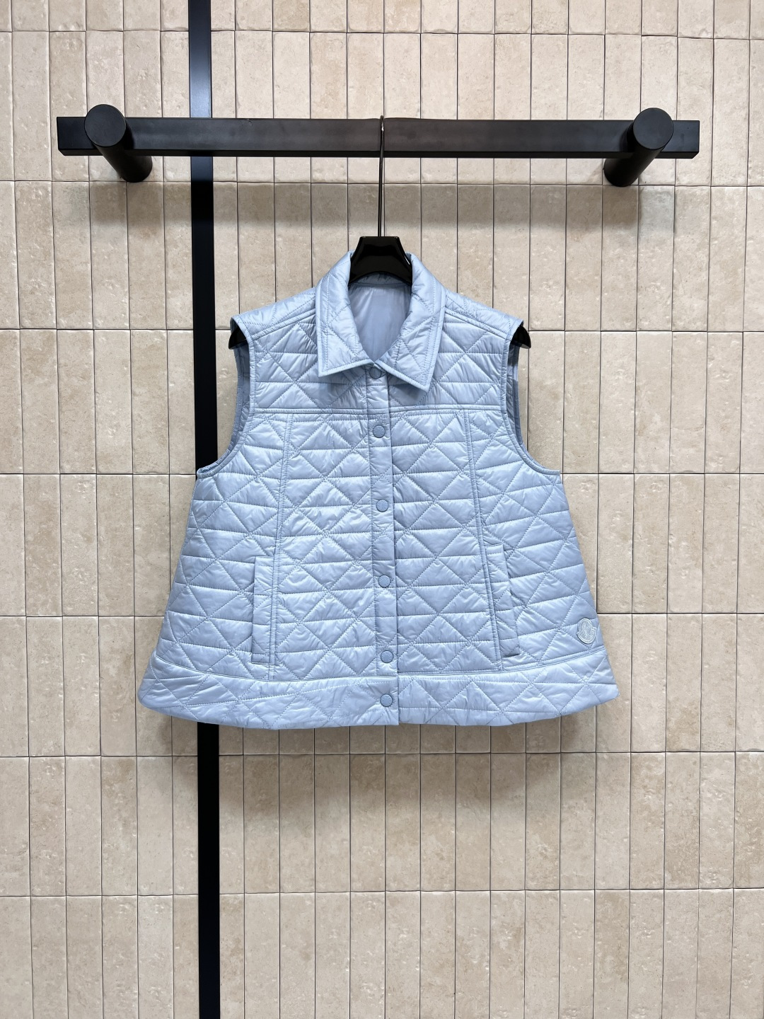 NO:495089,M Home 25 early autumn new A-shaped diamond quilted vest super white and simple color A-shaped vest vest is very slim and good-looking. Simple and high-end style is impeccable. Versatile and fashionable. Full of high-end style. The upper body is super good-looking. Milk tea color is gentle and easy on the upper body get soft and glutinous girl temperament. Three colors and three-code Size/S-M-L,,alexander wang19860909M家 25早秋新款 A摆菱形绗缝马甲 超级显白简约的色系 A摆廓形马甲背心 版型非常显瘦好看 简约高级的版型无可挑剔 百搭时髦 高级感满满 版型上身超好看 奶茶色温柔上身轻松get软糯女孩气质 三色三码Size/S-M-L,,alexander wang,Women's clothing