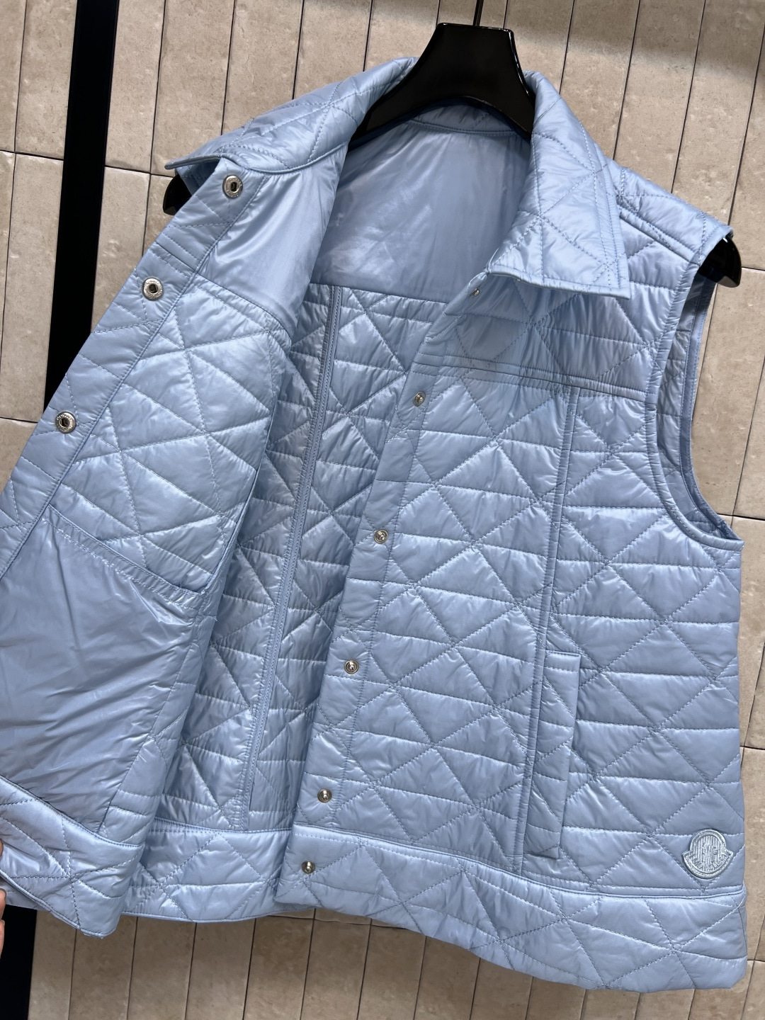 M家 25早秋新款 A摆菱形绗缝马甲 超级显白简约的色系 A摆廓形马甲背心 版型非常显瘦好看 简约高级的