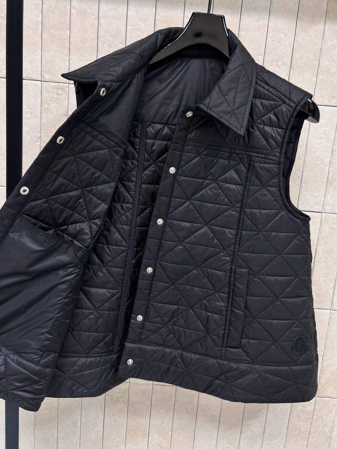 M家 25早秋新款 A摆菱形绗缝马甲 超级显白简约的色系 A摆廓形马甲背心 版型非常显瘦好看 简约高级的