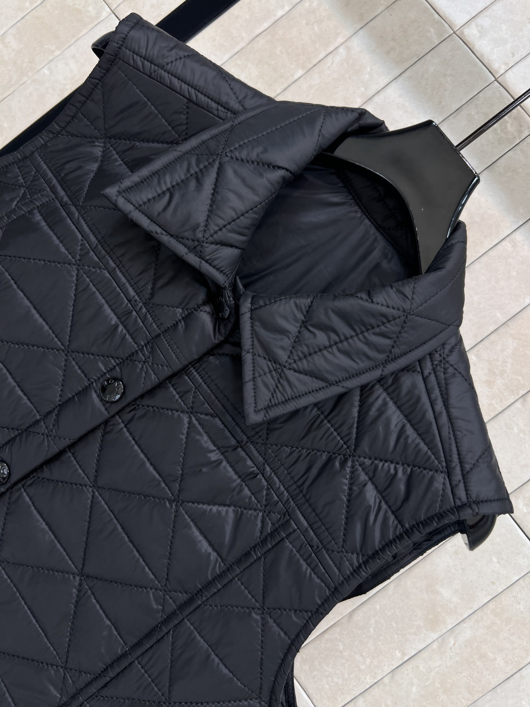 M家 25早秋新款 A摆菱形绗缝马甲 超级显白简约的色系 A摆廓形马甲背心 版型非常显瘦好看 简约高级的