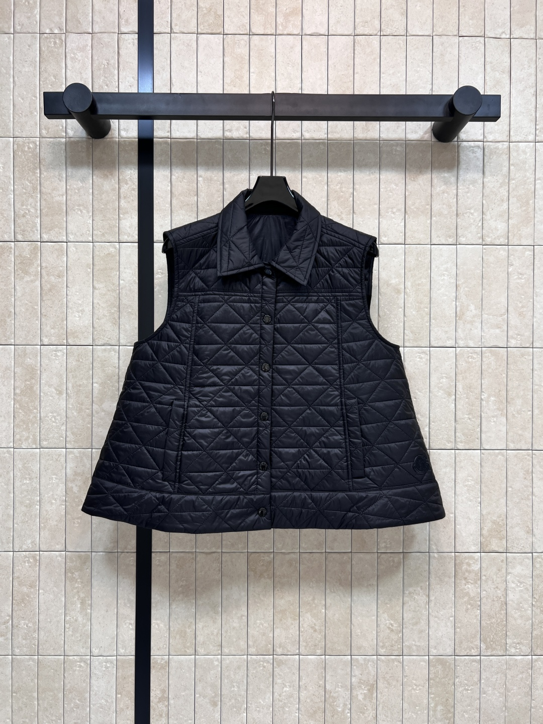 M家 25早秋新款 A摆菱形绗缝马甲 超级显白简约的色系 A摆廓形马甲背心 版型非常显瘦好看 简约高级的