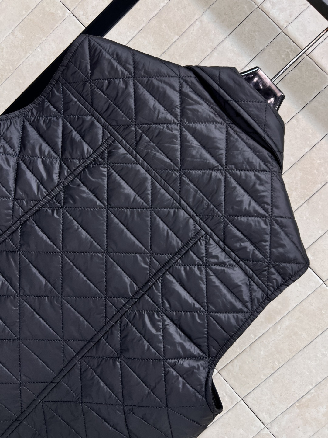 M家 25早秋新款 A摆菱形绗缝马甲 超级显白简约的色系 A摆廓形马甲背心 版型非常显瘦好看 简约高级的