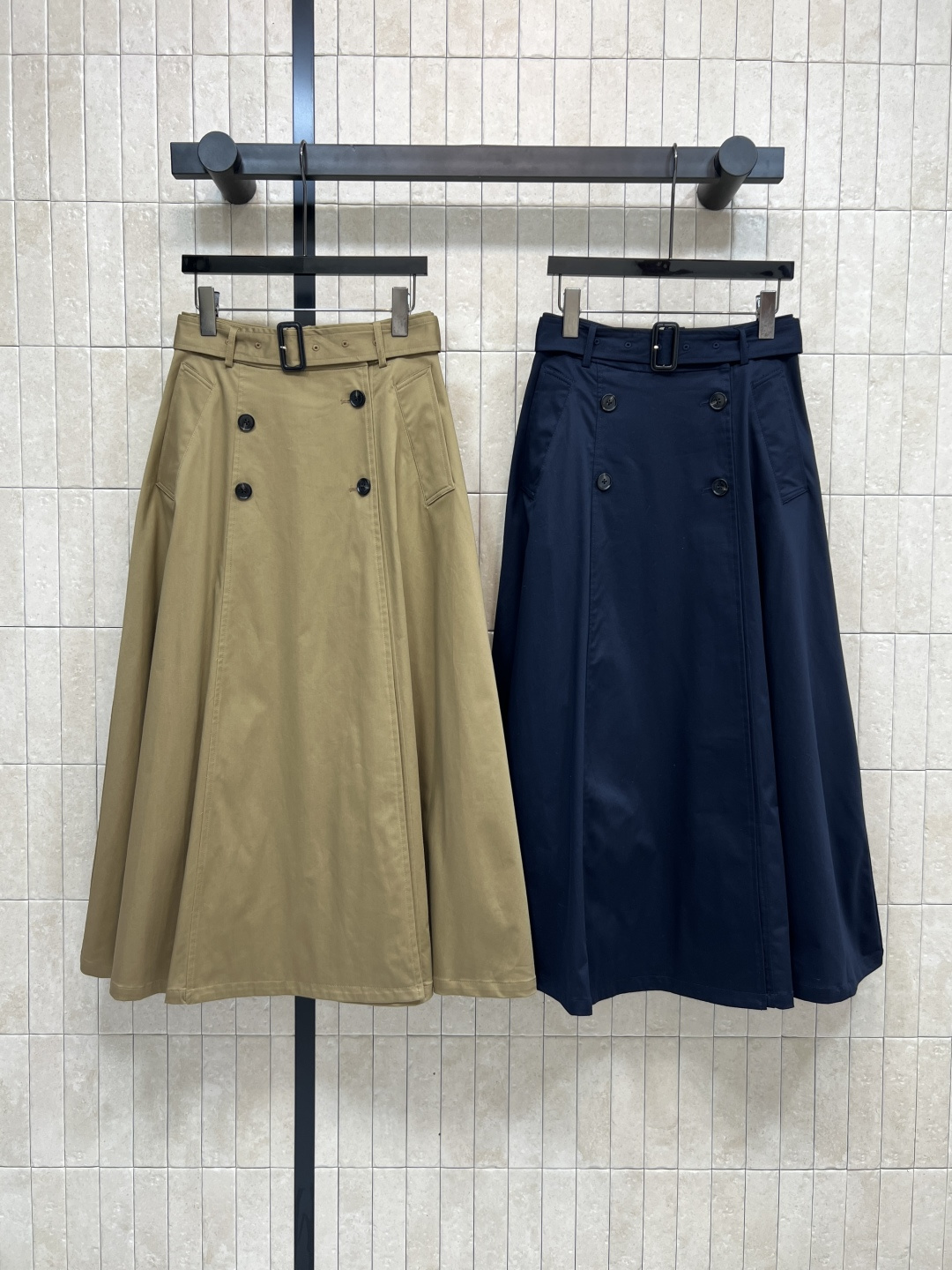 NO:495095,New early autumn style, double-breasted high-waisted pleated skirt, high-waisted pleated A-line style, visually showing long legs on the upper body, this cloth belt embellishes super white and not picky about skin tone, it is more difficult to wash, the upper body is simply amazing, with a cool and casual atmosphere, the upper body is a young girl who reduces age and is very elegant in leisure or taking photos, two colors and three codes Size/S-M-L,, skirts, alexander wang19860909早秋新款 双排扣高腰百褶裙 高腰压褶A字版型 上身视觉显腿长 本布腰带点缀 超级显白不挑肤色 洗水难度更高 上身简直绝了 自带酷帅随性的氛围感 上身就是减龄优雅的气质少女 休闲或者拍照都很不错 两色三码 Size/S-M-L,,skirts,alexander wang,Women's clothing