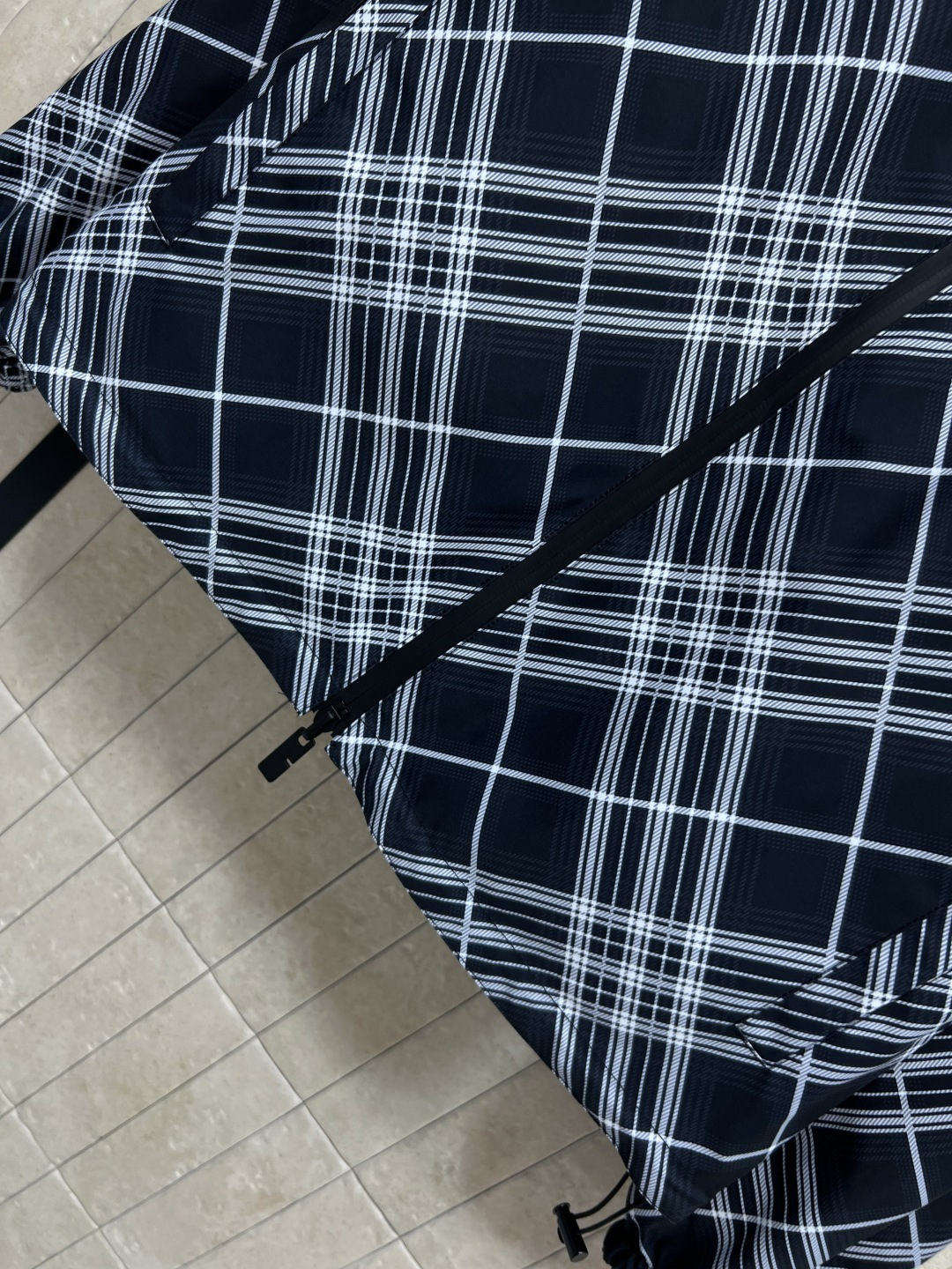 BUR家 25早秋新款 双面穿连帽夹克外套 一面经典格纹图案 一面纯黑色系 连帽宽松版型衣摆抽绳束腰调节