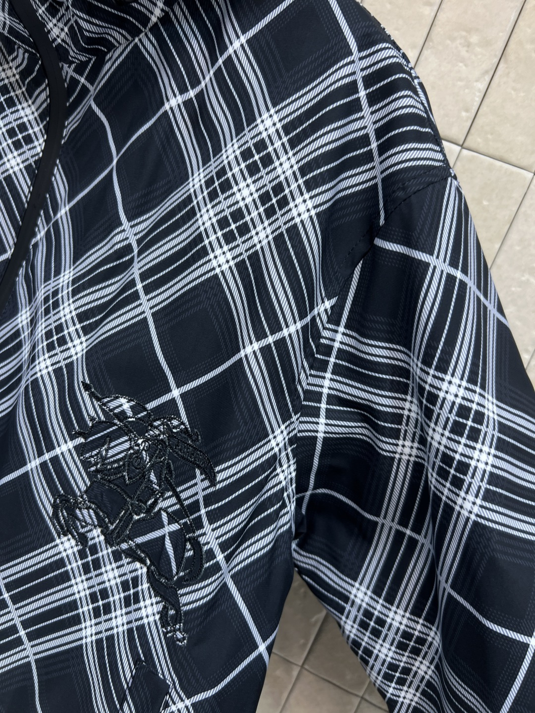 BUR家 25早秋新款 双面穿连帽夹克外套 一面经典格纹图案 一面纯黑色系 连帽宽松版型衣摆抽绳束腰调节