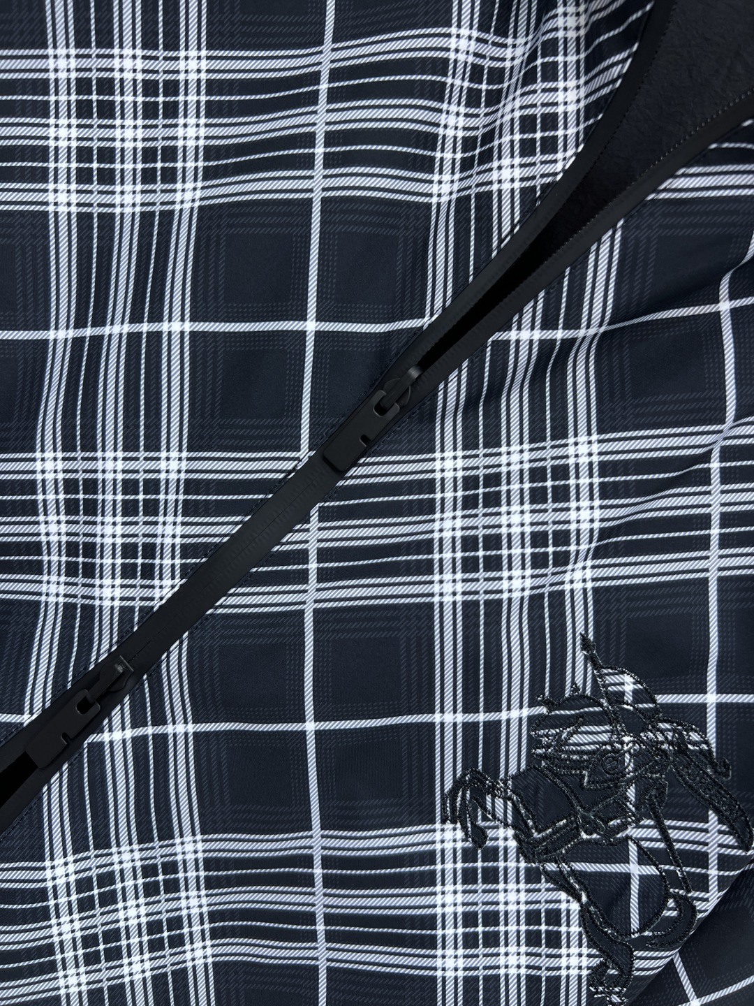 BUR家 25早秋新款 双面穿连帽夹克外套 一面经典格纹图案 一面纯黑色系 连帽宽松版型衣摆抽绳束腰调节