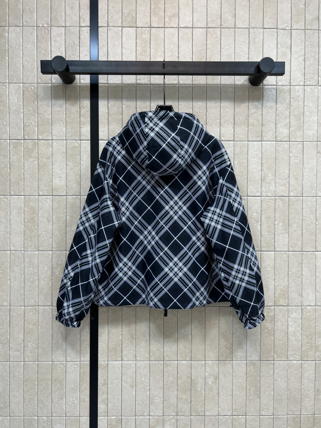 BUR家 25早秋新款 双面穿连帽夹克外套 一面经典格纹图案 一面纯黑色系 连帽宽松版型衣摆抽绳束腰调节