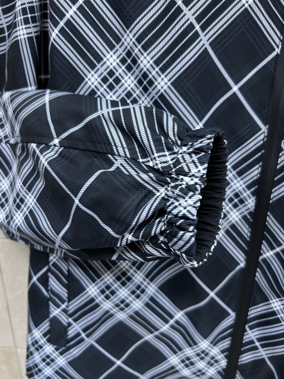 BUR家 25早秋新款 双面穿连帽夹克外套 一面经典格纹图案 一面纯黑色系 连帽宽松版型衣摆抽绳束腰调节