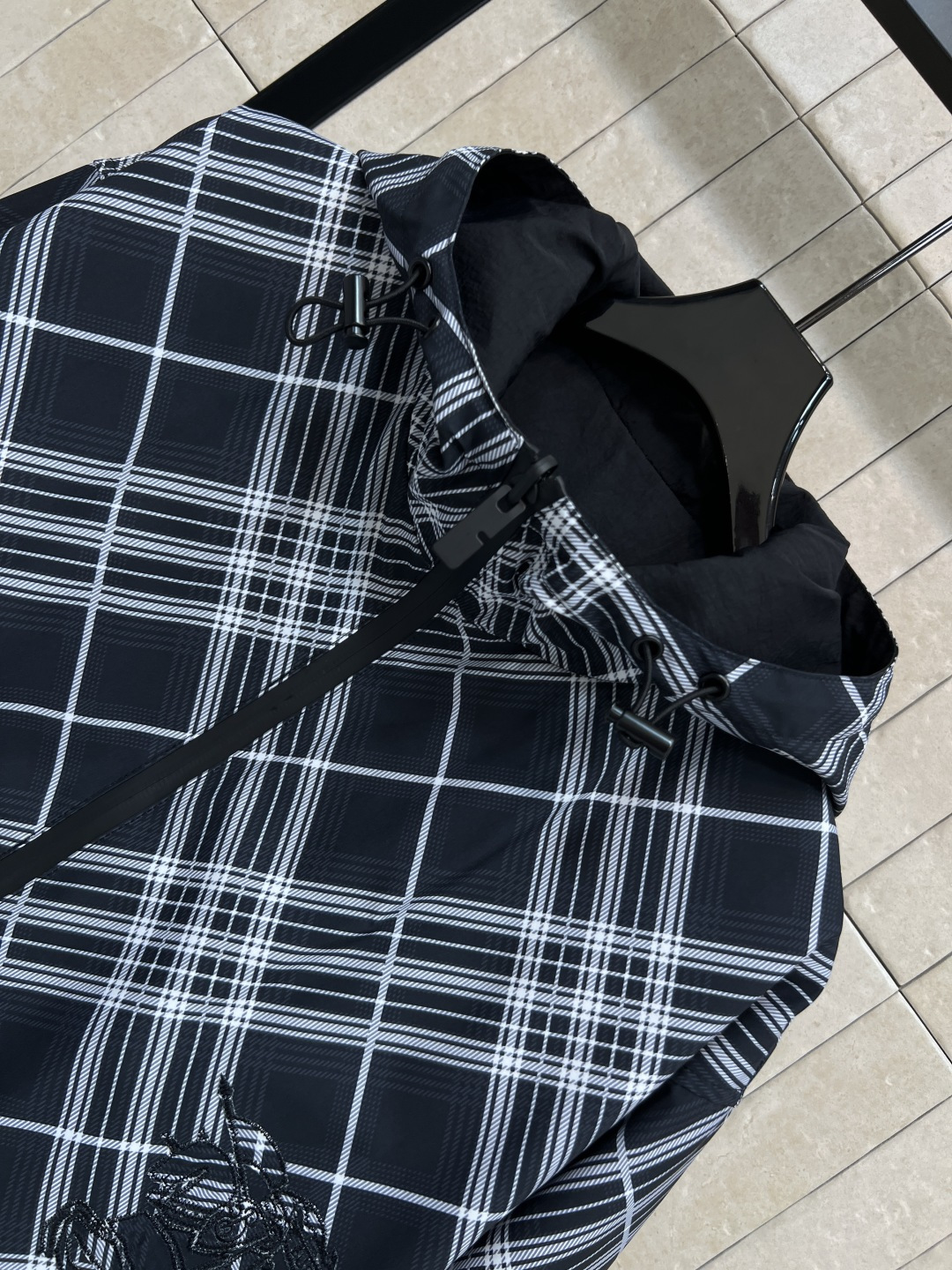 BUR家 25早秋新款 双面穿连帽夹克外套 一面经典格纹图案 一面纯黑色系 连帽宽松版型衣摆抽绳束腰调节