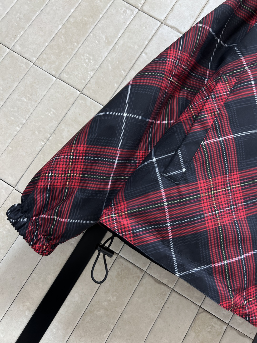 BUR家 25早秋新款 双面穿连帽夹克外套 一面经典格纹图案 一面纯黑色系 连帽宽松版型衣摆抽绳束腰调节
