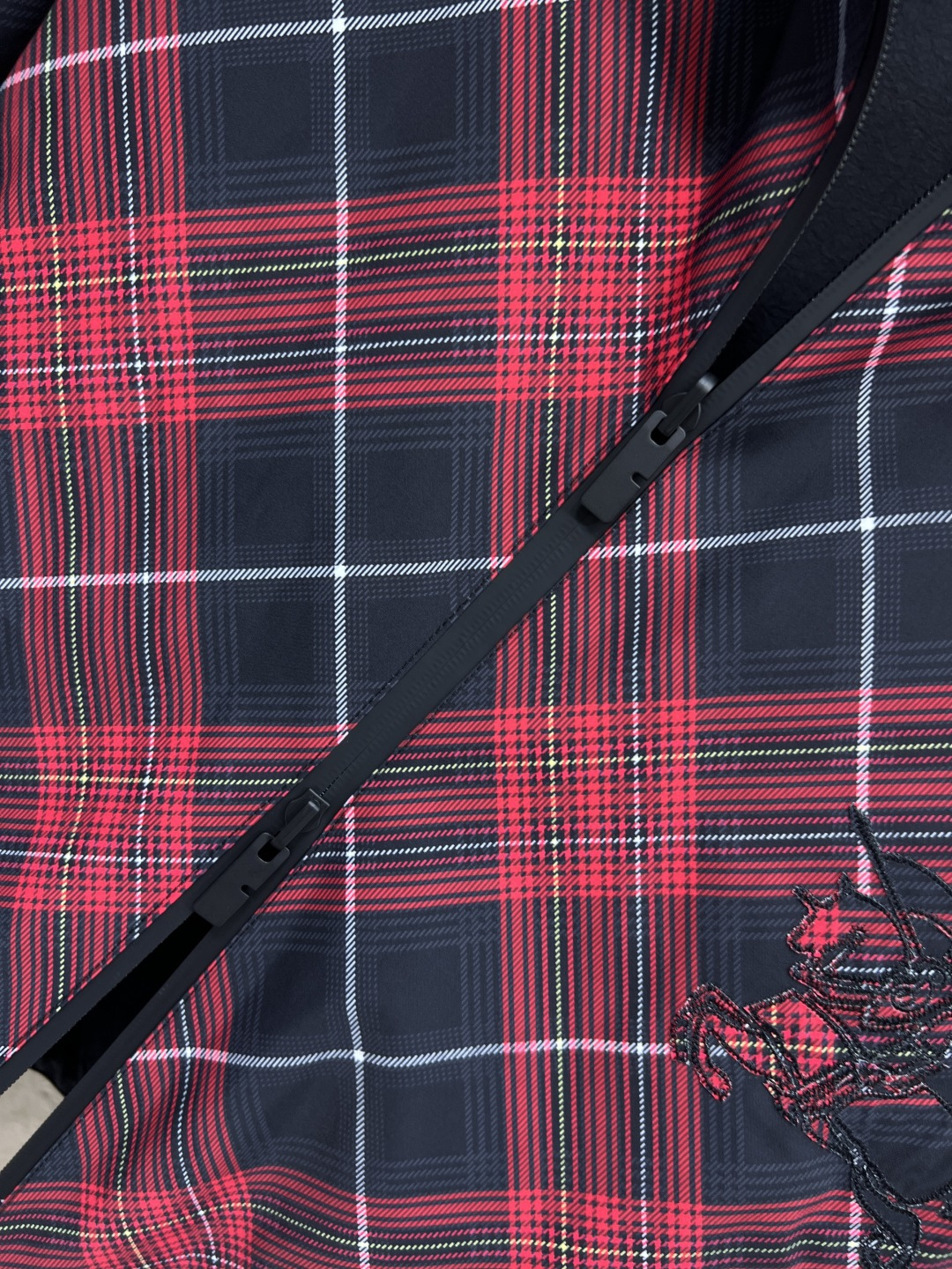 BUR家 25早秋新款 双面穿连帽夹克外套 一面经典格纹图案 一面纯黑色系 连帽宽松版型衣摆抽绳束腰调节