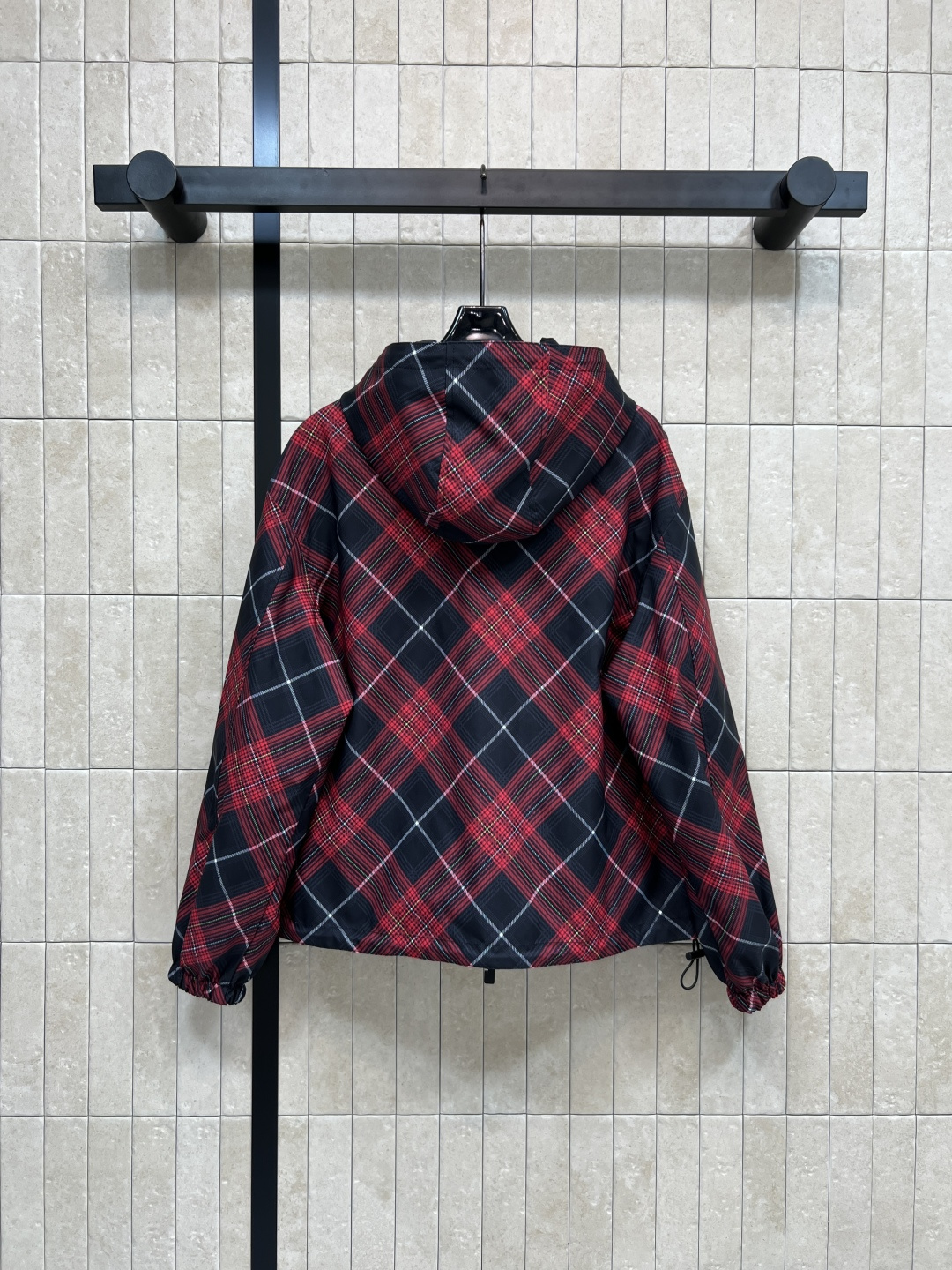BUR家 25早秋新款 双面穿连帽夹克外套 一面经典格纹图案 一面纯黑色系 连帽宽松版型衣摆抽绳束腰调节