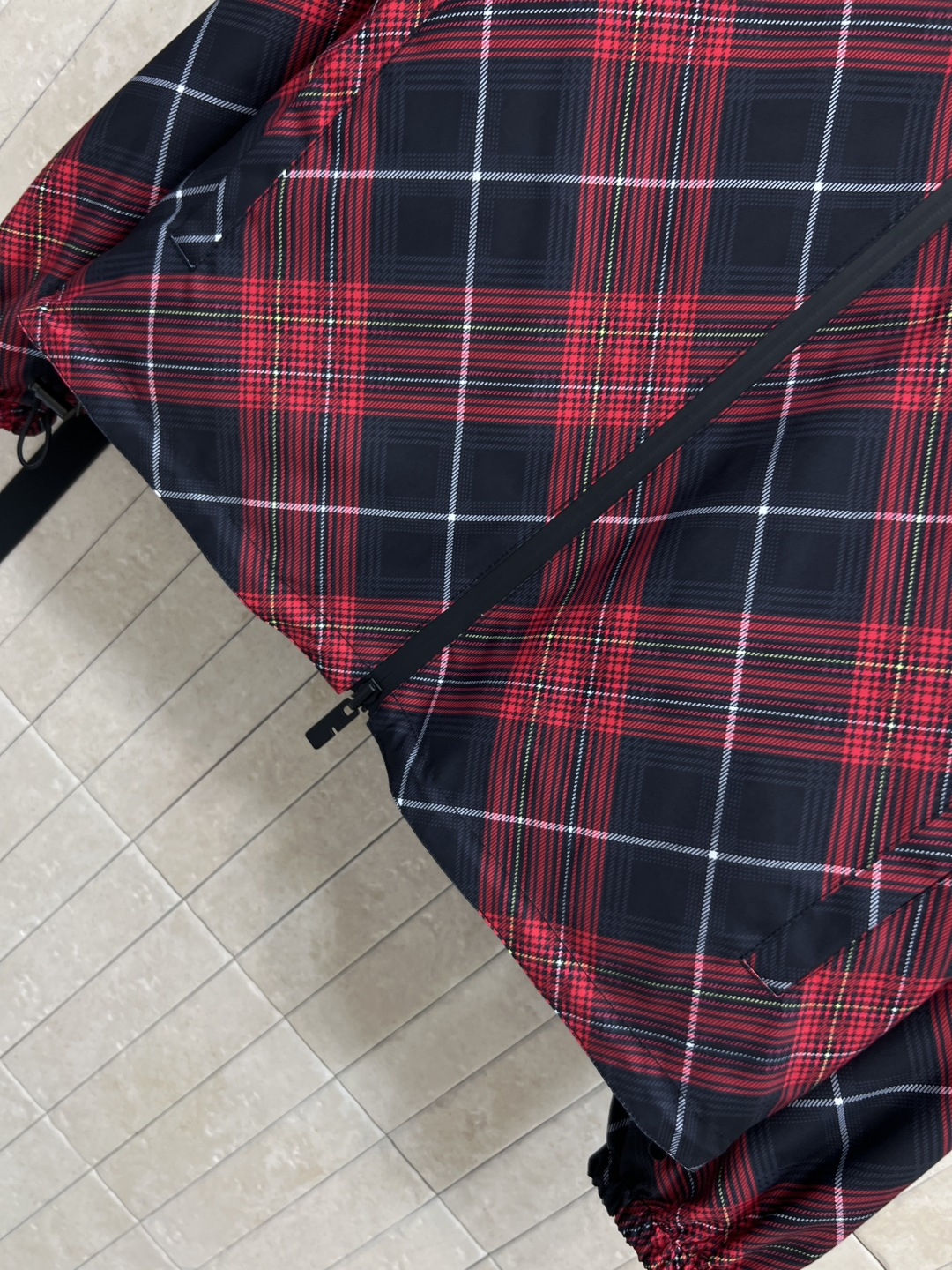 BUR家 25早秋新款 双面穿连帽夹克外套 一面经典格纹图案 一面纯黑色系 连帽宽松版型衣摆抽绳束腰调节