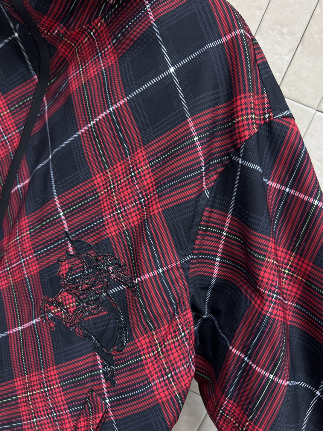 BUR家 25早秋新款 双面穿连帽夹克外套 一面经典格纹图案 一面纯黑色系 连帽宽松版型衣摆抽绳束腰调节