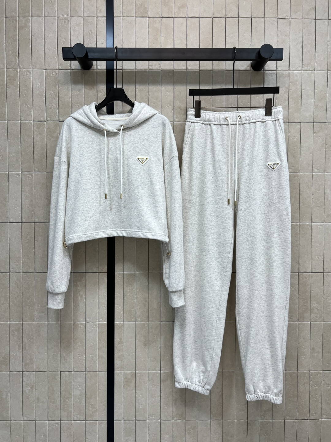 NO:495068,PD Home 25 early autumn new style, triangle label casual suit, hooded short sweatshirt + high-waisted trousers, loose and versatile style, showing youthful vitality, fashionable and versatile items in autumn, simple and elegant decoration, full of American fashion brand, classic and durable color, super white, high-end tone, loose and non-sex cotton fabric, comfortable and skin-friendly, daily leisure is good, two colors and three codes, SML,,dior,hoodie, sweatshirts,hats,alexander wang19860909PD家 25早秋新款 三角标休闲套装 连帽短款卫衣 +高腰小脚裤 版型宽松百搭不挑人 彰显减龄青春活力气息 秋季时髦百搭单品 简单三角标装饰简约大方 美式潮牌感满满 颜色经典耐看 超显白 富有高级调性 宽松版型不挑人纯棉面料 舒适亲肤 日常休闲都不错哦 两色三码 SML,,dior,hoodie,sweatshirts,hats,alexander wang,Women's clothing