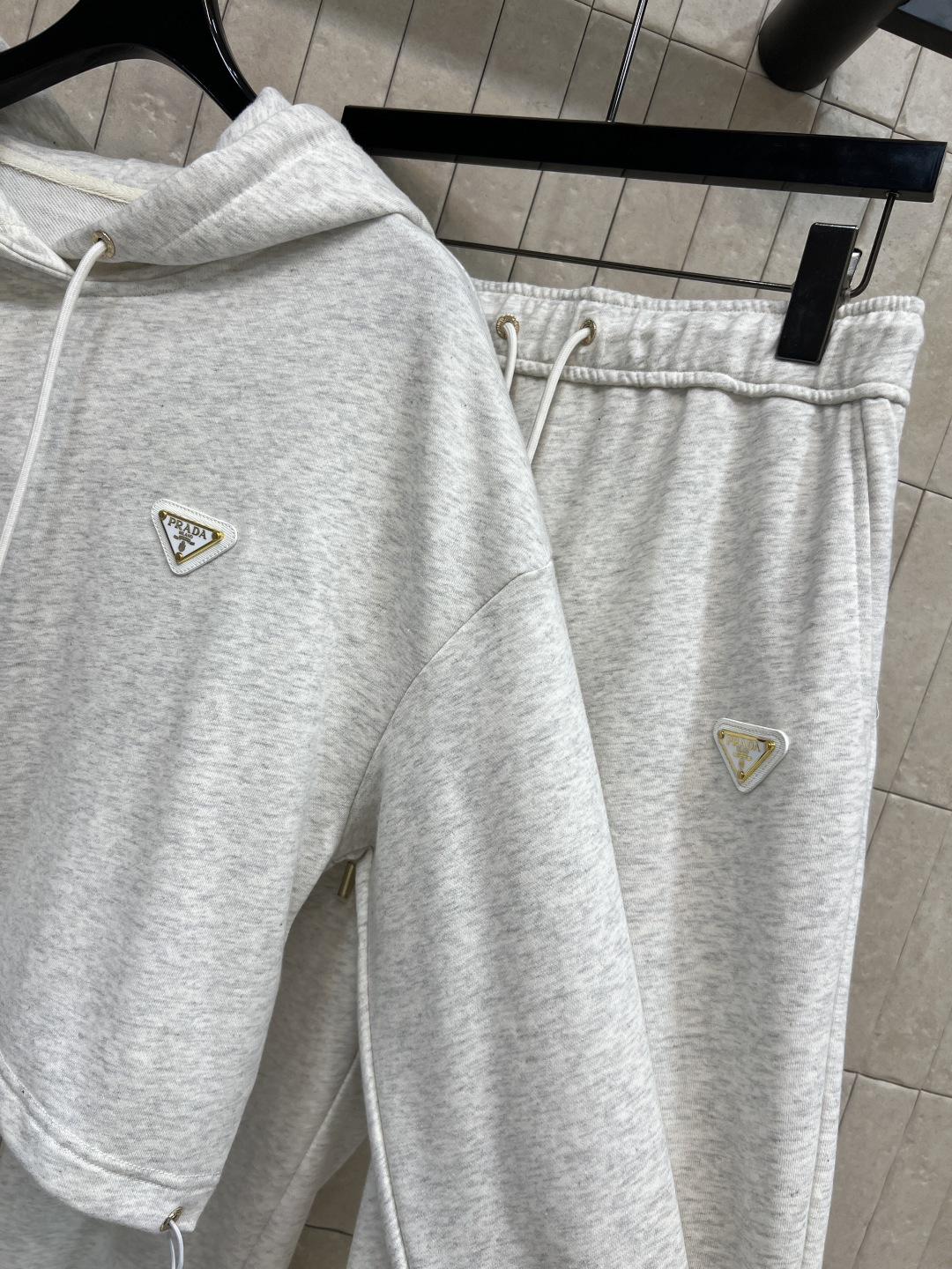 PD家 25早秋新款 三角标休闲套装 连帽短款卫衣 +高腰小脚裤 版型宽松百搭不挑人 彰显减龄青春活力气