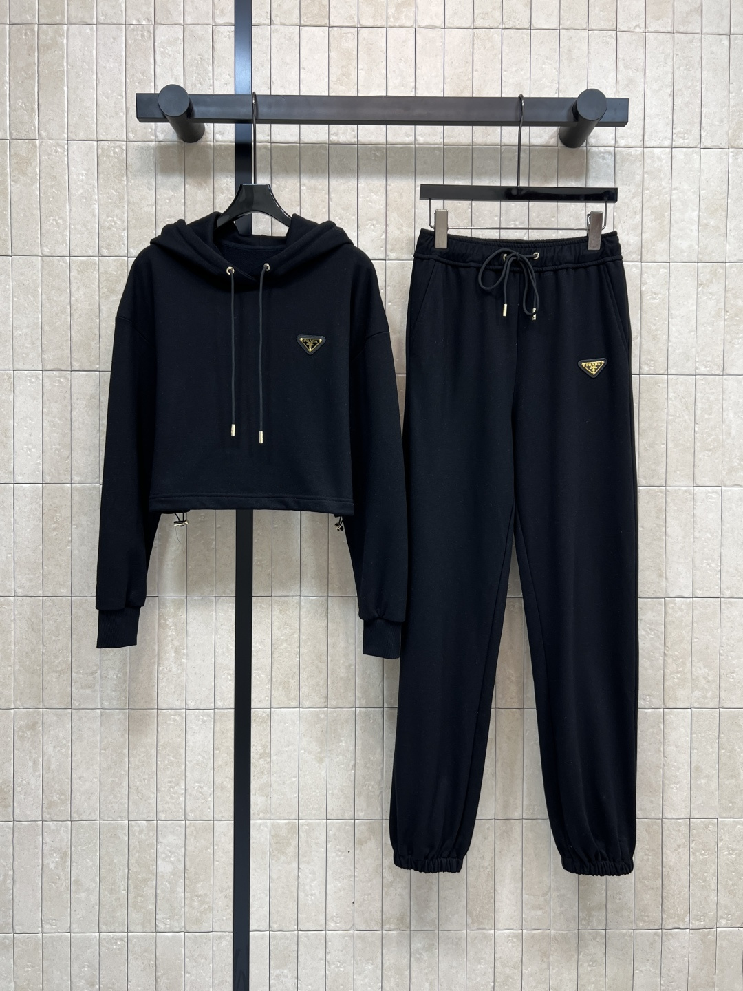 NO:495080,PD Home 25 early autumn new style, triangle label casual suit, hooded short sweatshirt + high-waisted trousers, loose and versatile style, showing youthful vitality, fashionable and versatile items in autumn, simple and elegant decoration, full of American fashion brand, classic and durable color, super white, high-end tone, loose and non-sex cotton fabric, comfortable and skin-friendly, daily leisure is good, two colors and three codes, SML,,dior,hoodie, sweatshirts,hats,alexander wang19860909PD家 25早秋新款 三角标休闲套装 连帽短款卫衣 +高腰小脚裤 版型宽松百搭不挑人 彰显减龄青春活力气息 秋季时髦百搭单品 简单三角标装饰简约大方 美式潮牌感满满 颜色经典耐看 超显白 富有高级调性 宽松版型不挑人纯棉面料 舒适亲肤 日常休闲都不错哦 两色三码 SML,,dior,hoodie,sweatshirts,hats,alexander wang,Women's clothing