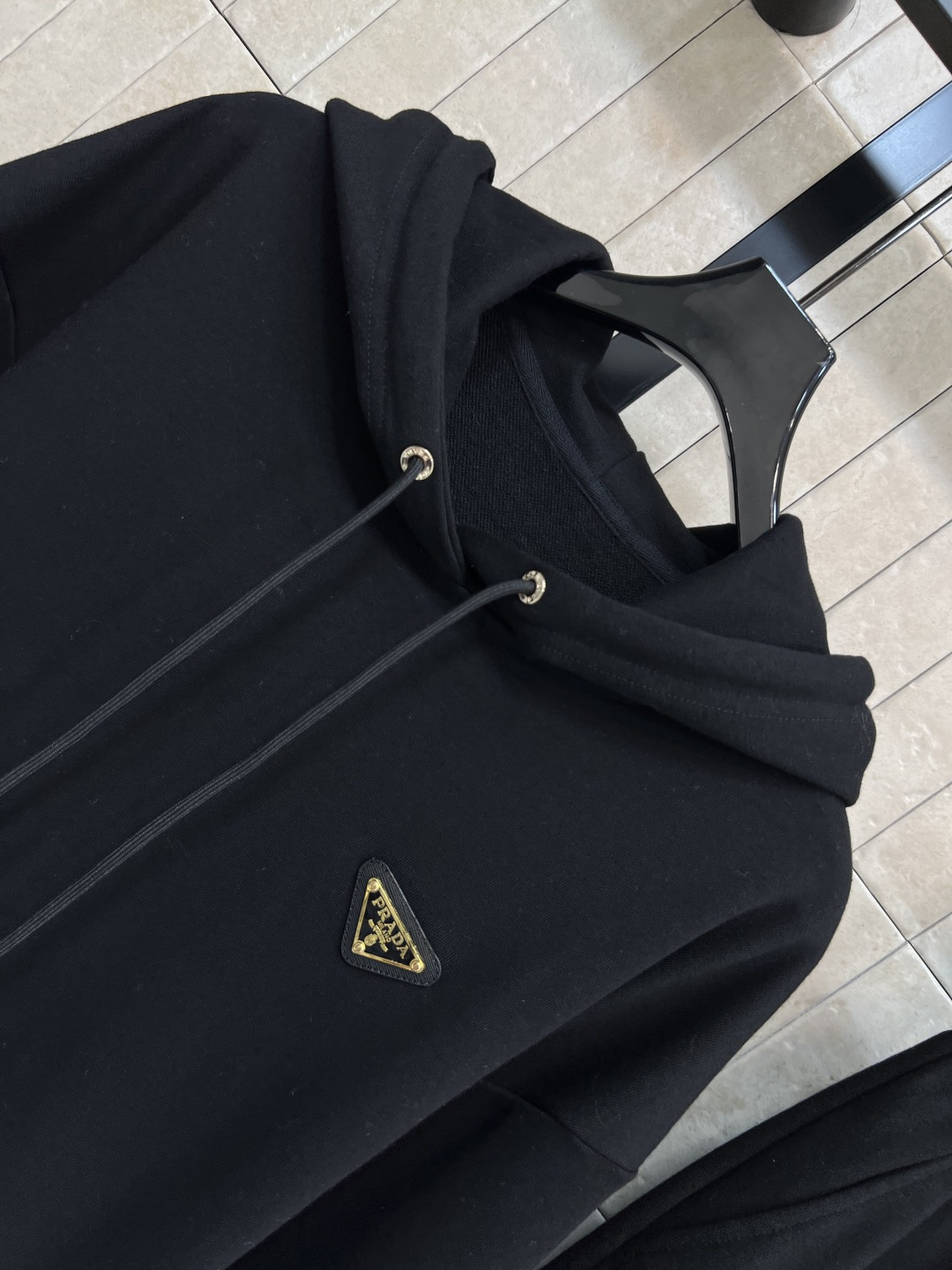 PD家 25早秋新款 三角标休闲套装 连帽短款卫衣 +高腰小脚裤 版型宽松百搭不挑人 彰显减龄青春活力气