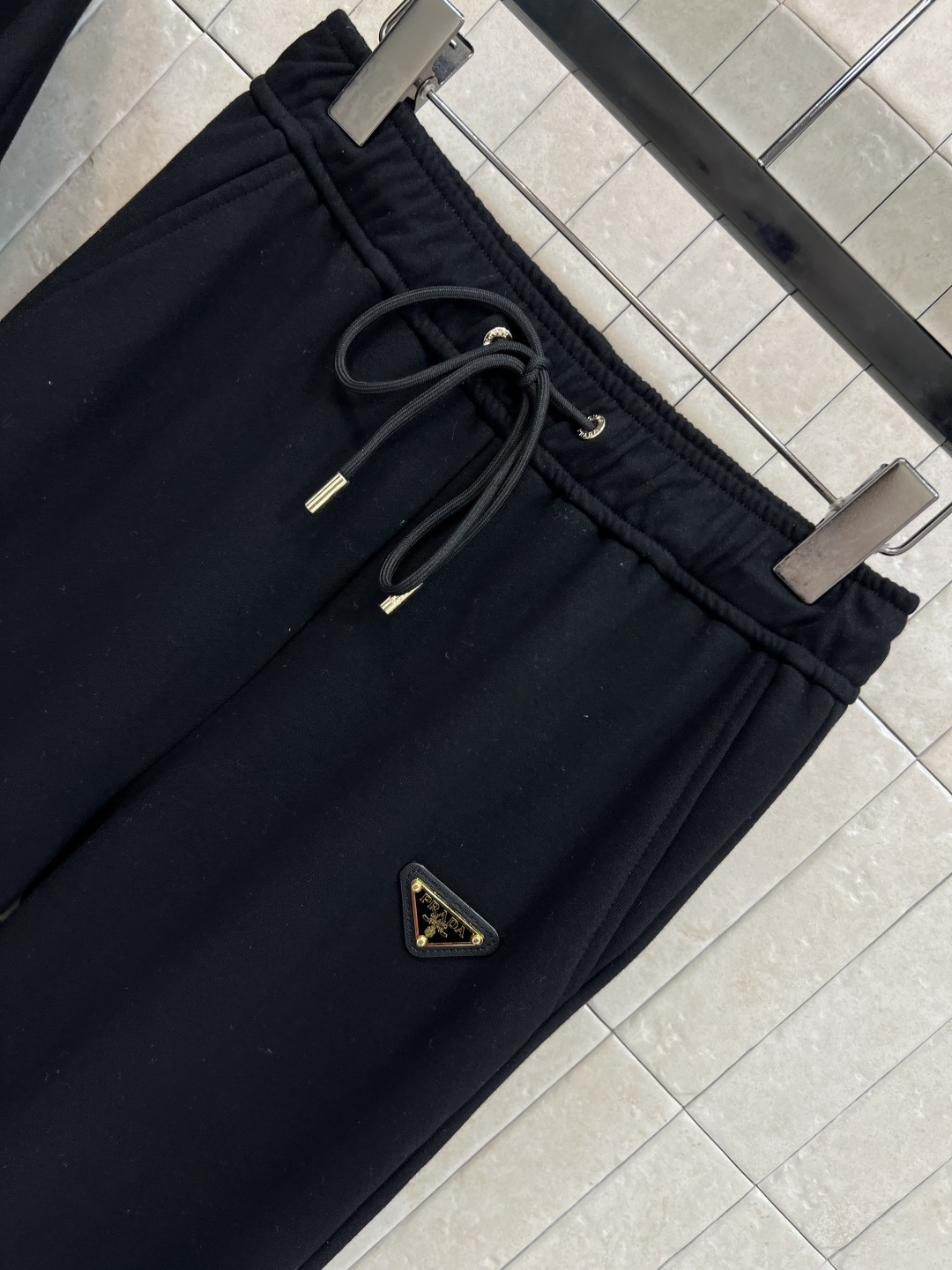 PD家 25早秋新款 三角标休闲套装 连帽短款卫衣 +高腰小脚裤 版型宽松百搭不挑人 彰显减龄青春活力气