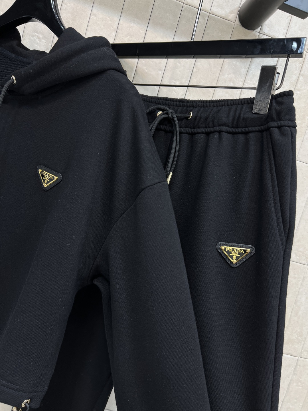 PD家 25早秋新款 三角标休闲套装 连帽短款卫衣 +高腰小脚裤 版型宽松百搭不挑人 彰显减龄青春活力气