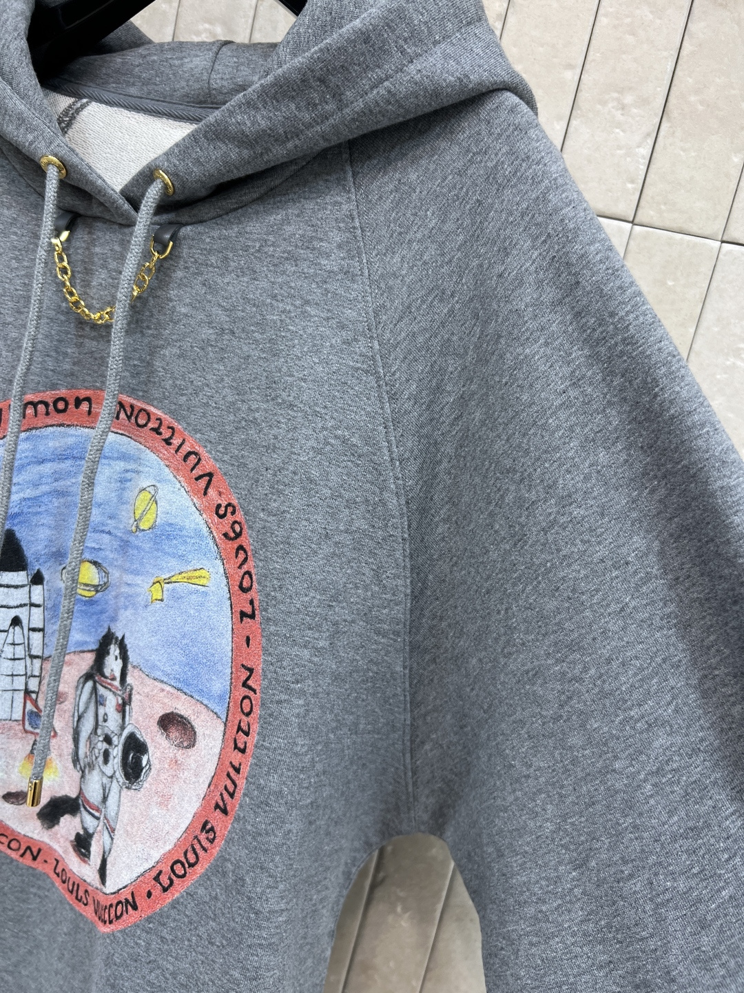 L家 25早秋新款 涂鸦图案连帽卫衣 连帽抽绳小宽松版型 上身百搭不挑人 胸前童趣可爱的宇航员涂鸦图案 