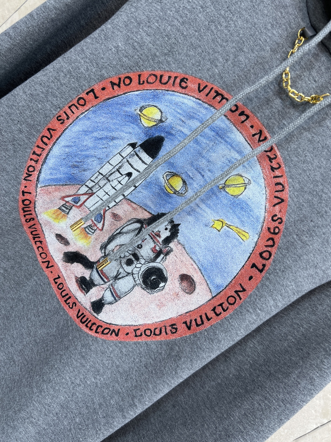 L家 25早秋新款 涂鸦图案连帽卫衣 连帽抽绳小宽松版型 上身百搭不挑人 胸前童趣可爱的宇航员涂鸦图案 