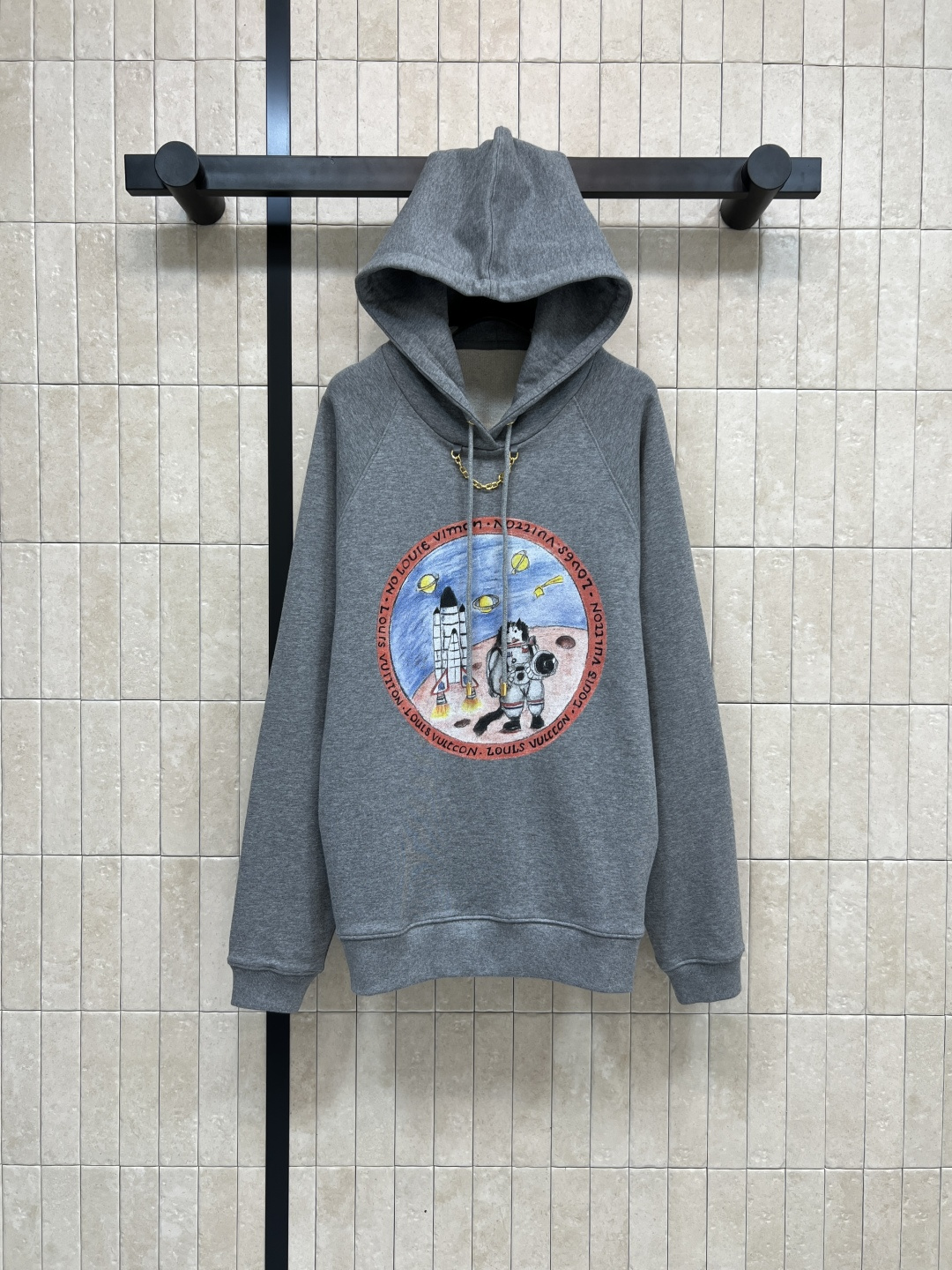 NO:498451,L family 25 early autumn new style, graffiti pattern hooded sweatshirt, hooded drawstring small loose style, versatile upper body, not picky, childlike and cute astronaut graffiti pattern on chest, age-reducing girl and full of childlike fun, daily outfits are very good SML,,louis vuitton,hoodie,sweatshirts,hats,alexander wang19860909L家 25早秋新款 涂鸦图案连帽卫衣 连帽抽绳小宽松版型 上身百搭不挑人 胸前童趣可爱的宇航员涂鸦图案 减龄少女又童趣十足 日常穿搭很好看 SML,,louis vuitton,hoodie,sweatshirts,hats,alexander wang,Women's clothing