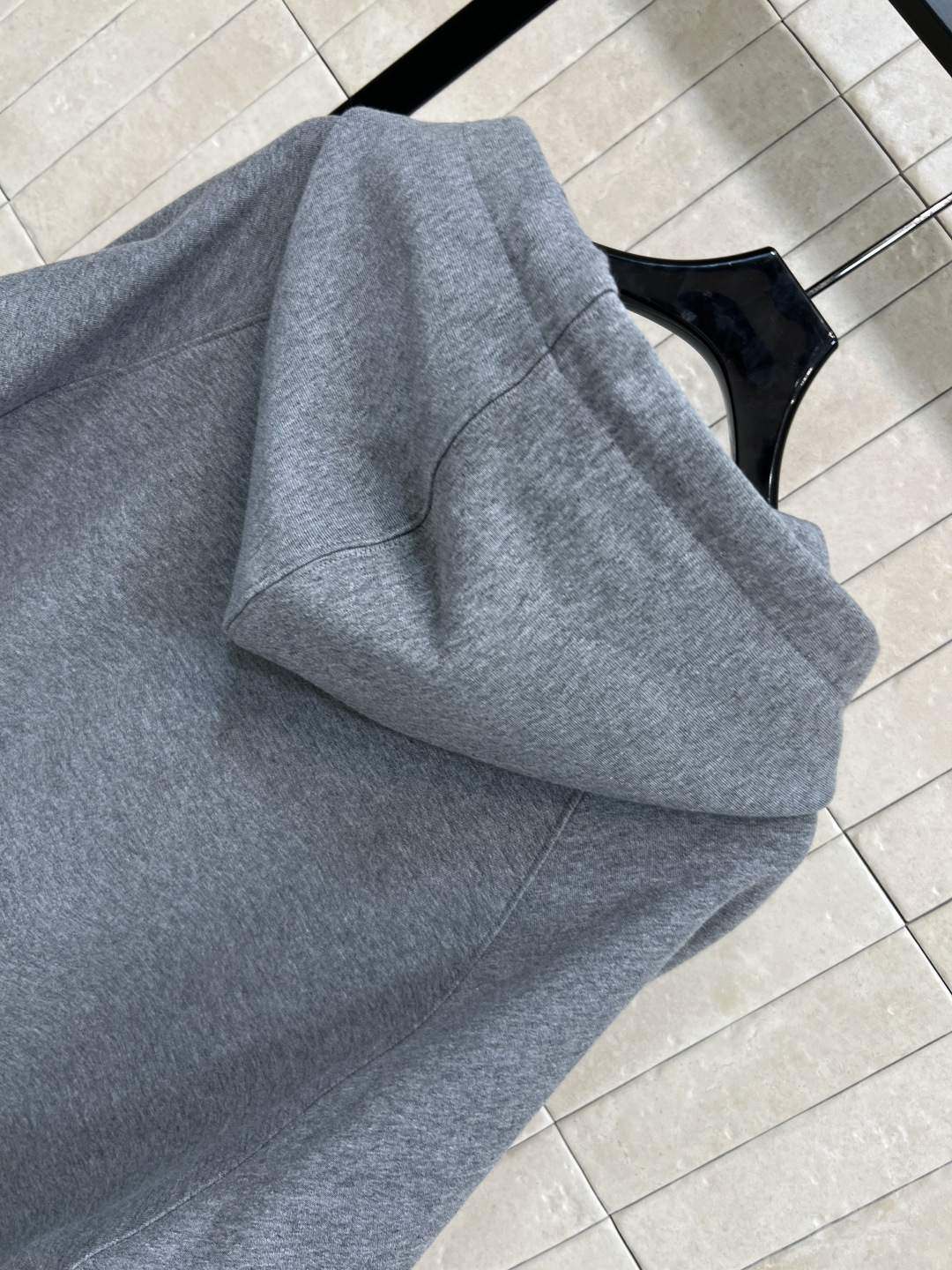 L家 25早秋新款 涂鸦图案连帽卫衣 连帽抽绳小宽松版型 上身百搭不挑人 胸前童趣可爱的宇航员涂鸦图案 