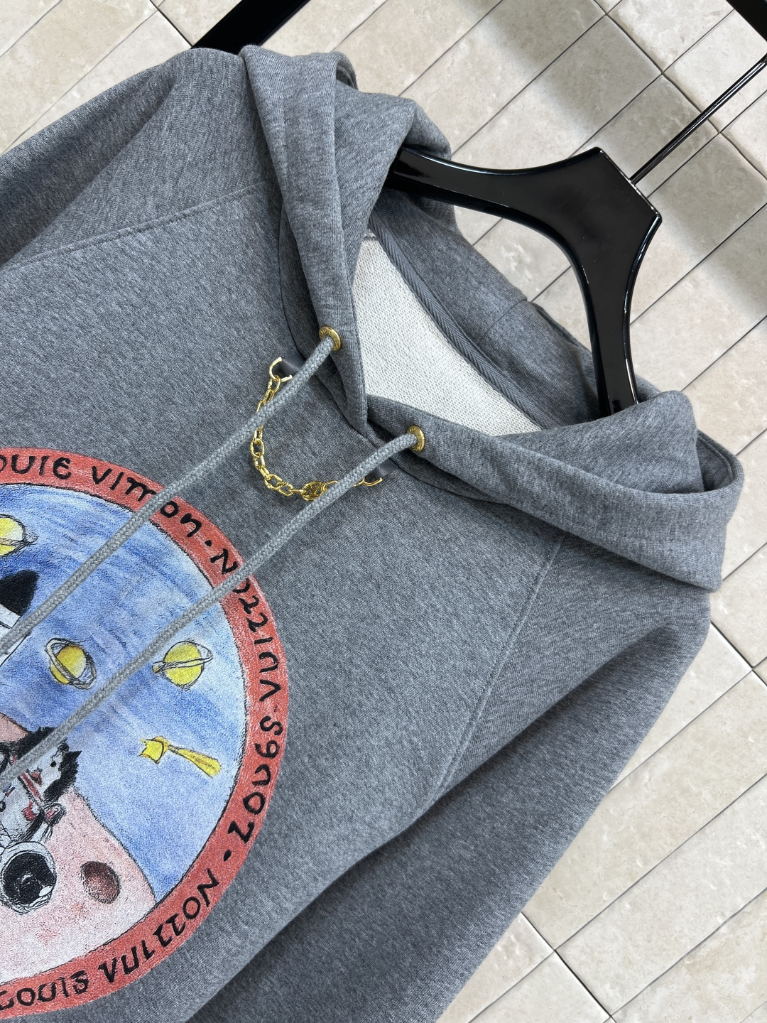 L家 25早秋新款 涂鸦图案连帽卫衣 连帽抽绳小宽松版型 上身百搭不挑人 胸前童趣可爱的宇航员涂鸦图案 