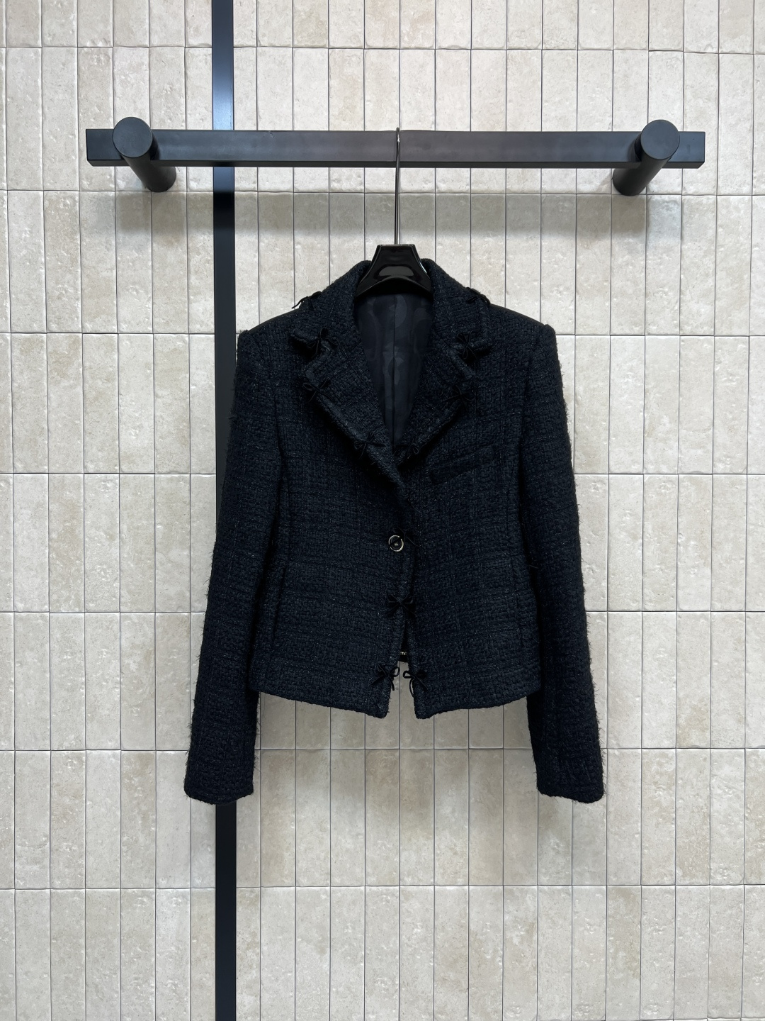 NO:496662,Xiaoxiangjia 25 early autumn new style, bow decorative tweed suit jacket, handsome and gentle little jacket, sweet and salty, full of age reduction, temperament suit neckline design, three-dimensional slim suit style, customized gold button decoration, lining is also camellia jacquard lining, full of details, three-code one color Size/S-M-L,,chanel, jackets & coats, business suit, alexander wang19860909小香家 25早秋新款 蝴蝶结装饰粗花呢西服外套 帅气又温柔的小外套 可甜可盐 上身减龄感十足 气质西装领口设计 立体修身的西服版型 定制的金色纽扣装饰 里布也是山茶花提花内衬 细节感满分 一色三码 Size/S-M-L,,chanel,jackets & coats,business suit,alexander wang,Women's clothing