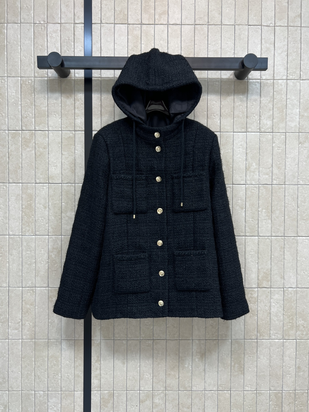 NO:496677,Xiaoxiangjia 25 early autumn new style tweed hooded jacket jacket with detachable hooded stand collar design versatile and not picky, easy to cover flesh and make it look slimming, woven tweed fabric with great texture and touch, adorned with multiple pockets, beautiful and practical, temperament suit collar, sweet and cool, fashionable and famous temperament with a full body Size/S-M-L,,chanel, jackets & coats, jackets & coats, business suit,hats,alexander wang19860909小香家 25早秋新款 粗花呢连帽夹克外套 可拆卸连帽小立领设计 百搭不挑人 轻松遮肉显瘦 编织粗花呢面料 质感和触感都很赞 饰有多个口袋 美观实用 气质西装领 可甜可酷 上身满满的时髦名媛气质 Size/S-M-L,,chanel,jackets & coats,jackets & coats,business suit,hats,alexander wang,Women's clothing