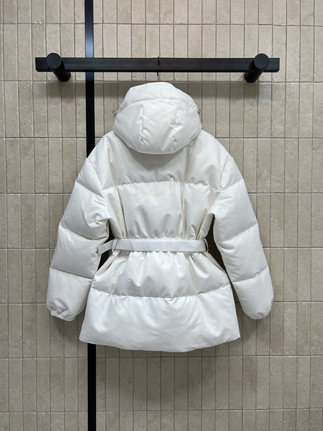 PD家 25秋冬新款 连帽收腰羽绒服 瘦腰的设计上身立显身材 胸口经典到三角logo点缀 配有机能扣小包