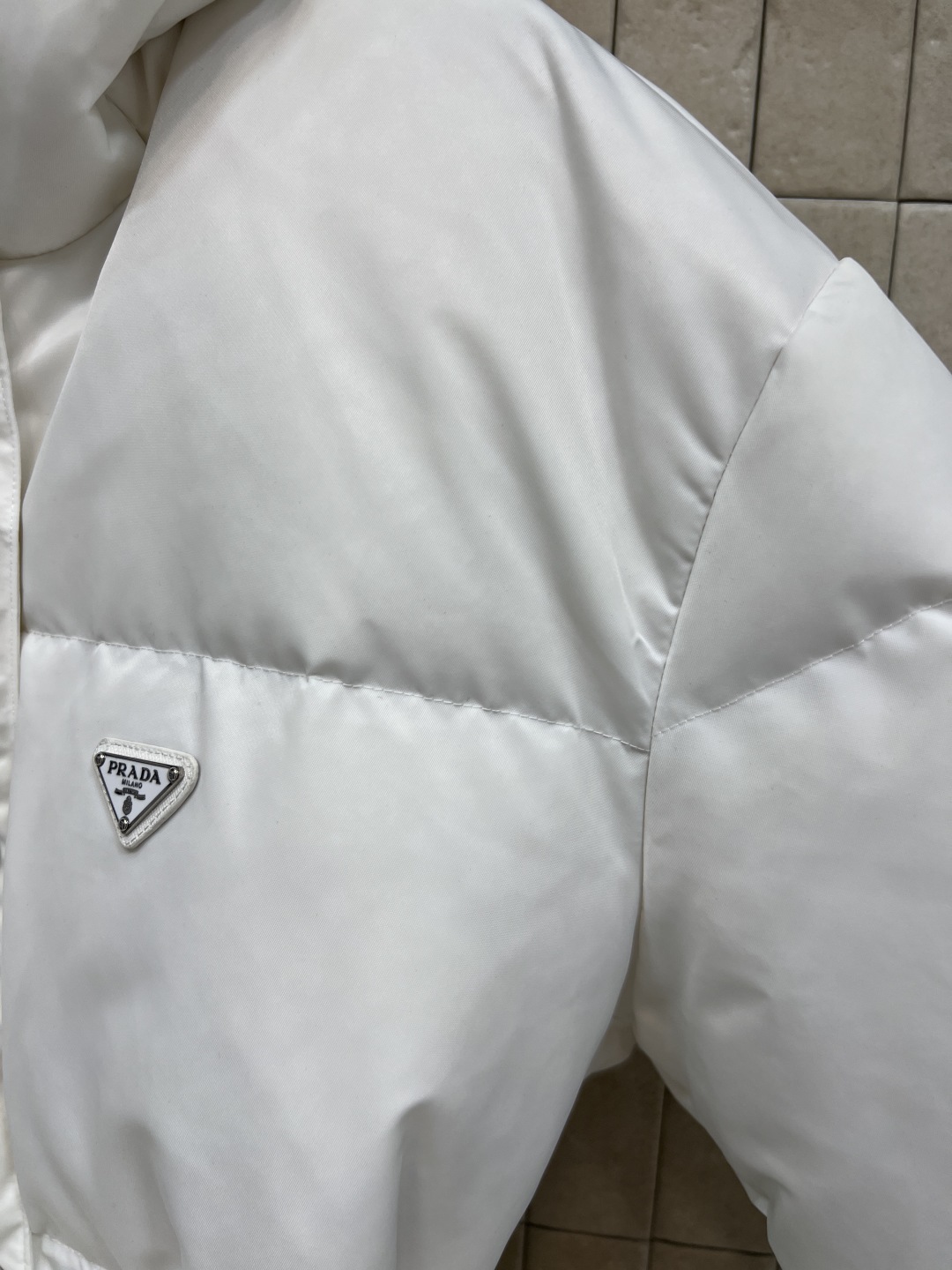 PD家 25秋冬新款 连帽收腰羽绒服 瘦腰的设计上身立显身材 胸口经典到三角logo点缀 配有机能扣小包
